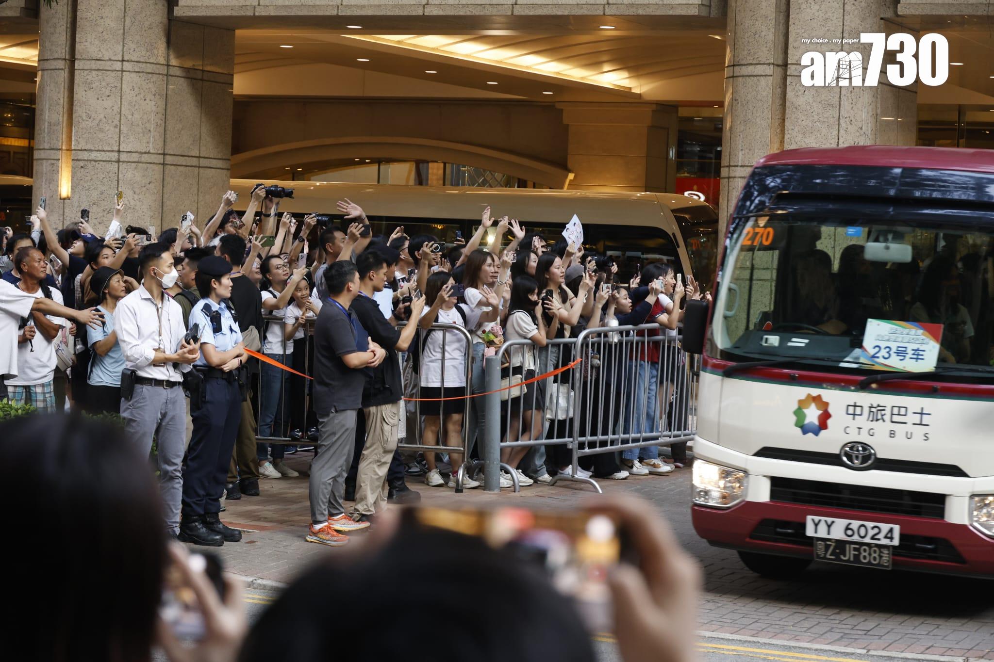 代表團入住尖沙咀一間酒店,酒店外有大批粉絲等待(林俊源攝)