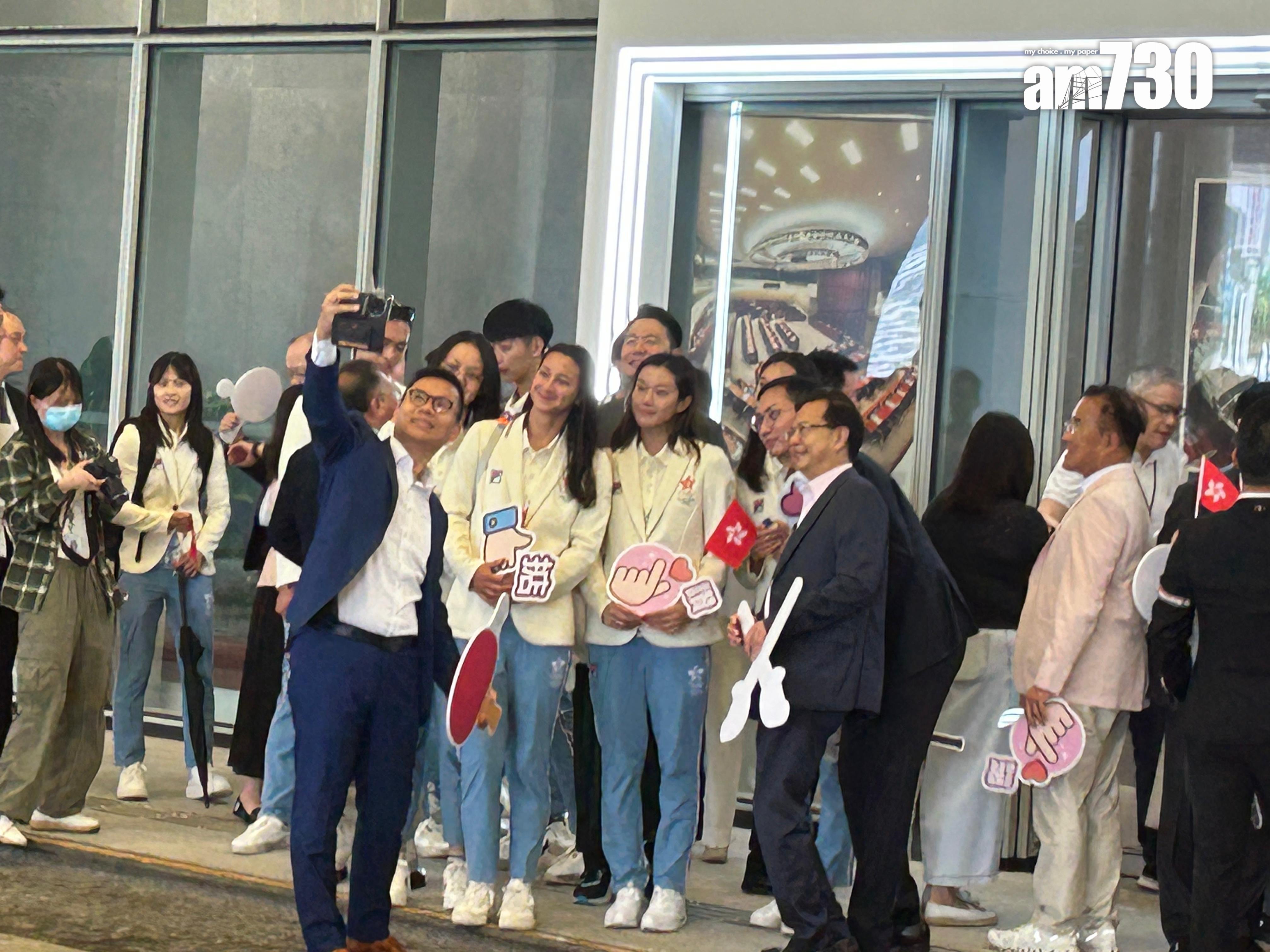 巴黎奧運港隊巡遊|一眾運動員抵達立法會後下車,多名議員手持道具牌在場迎接。(陳芷晴攝)