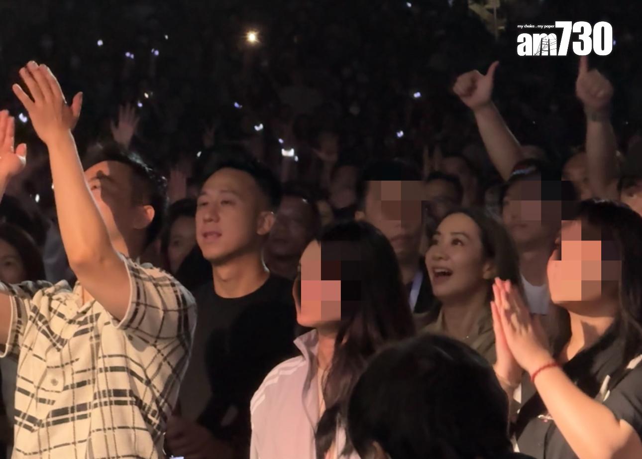 吳雨霏孖老公投入睇騷。