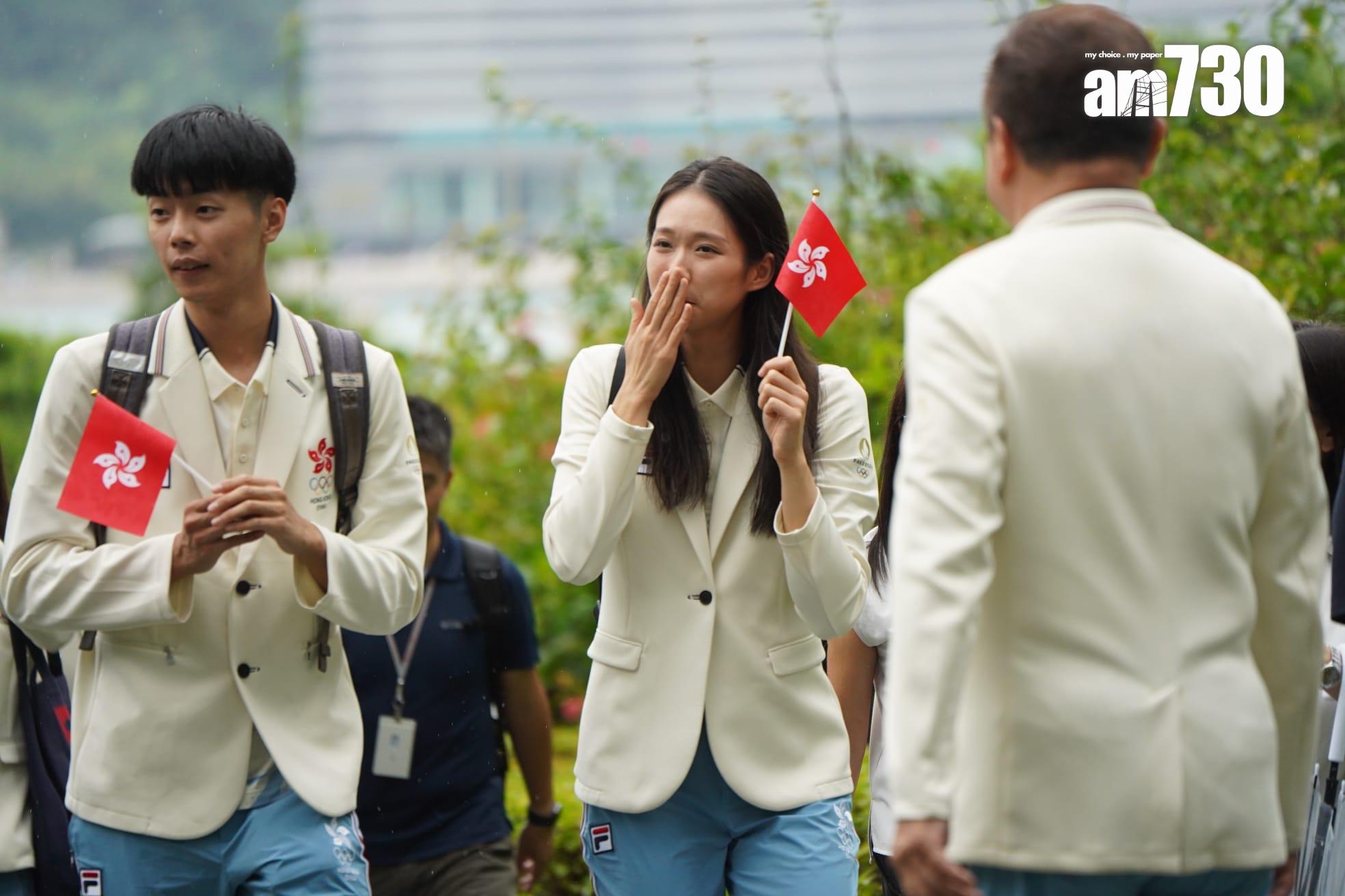 巴黎奧運港隊巡遊|中國香港代表團成員抵添馬公園與學生交流。(吳康琦攝)