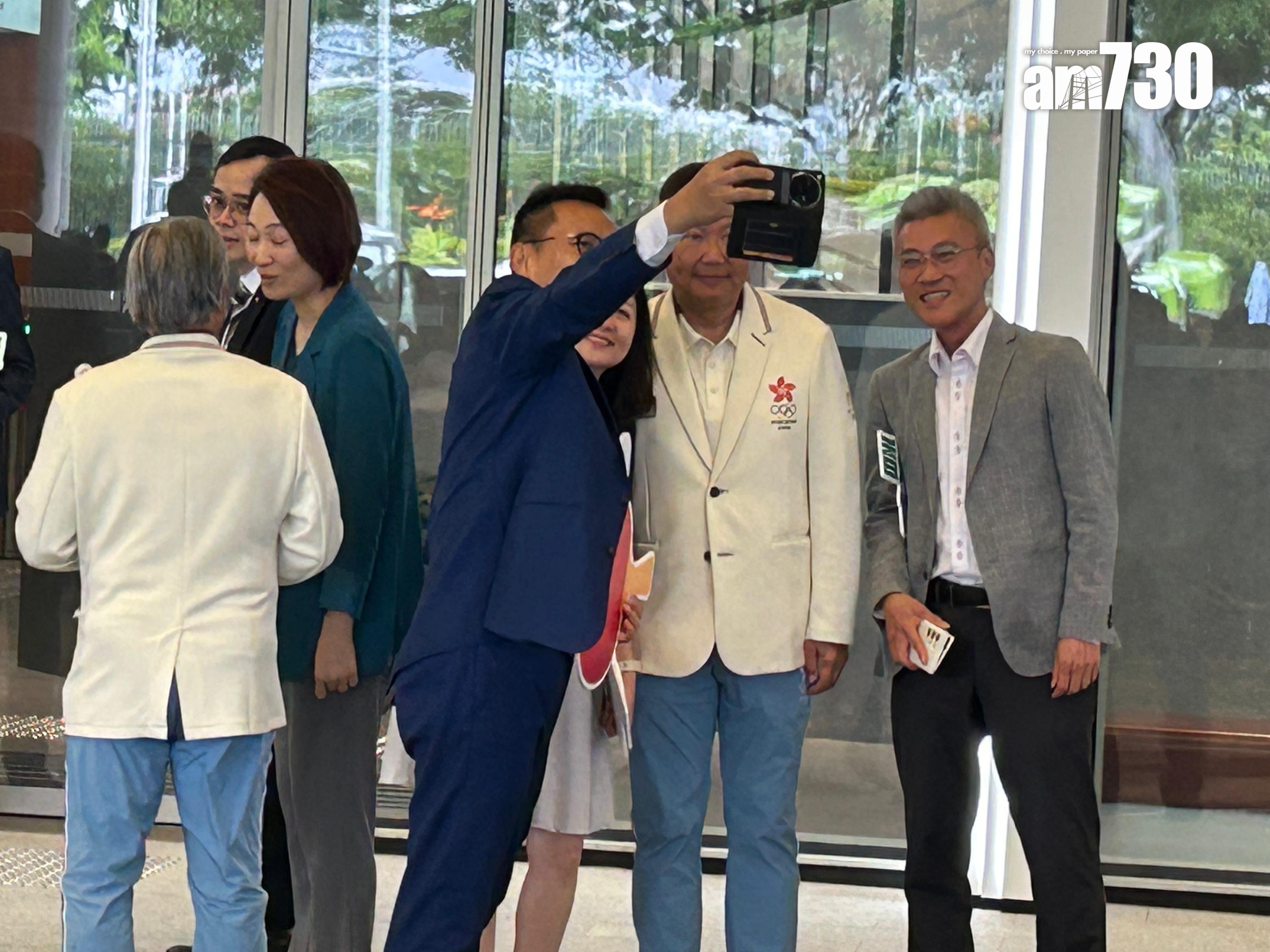 巴黎奧運港隊巡遊|一眾運動員抵達立法會後下車,多名議員手持道具牌在場迎接。(陳芷晴攝)