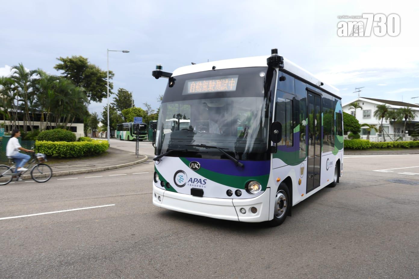 無人駕駛小巴8月26日起在錦綉花園試驗接載居民。(林俊源攝)