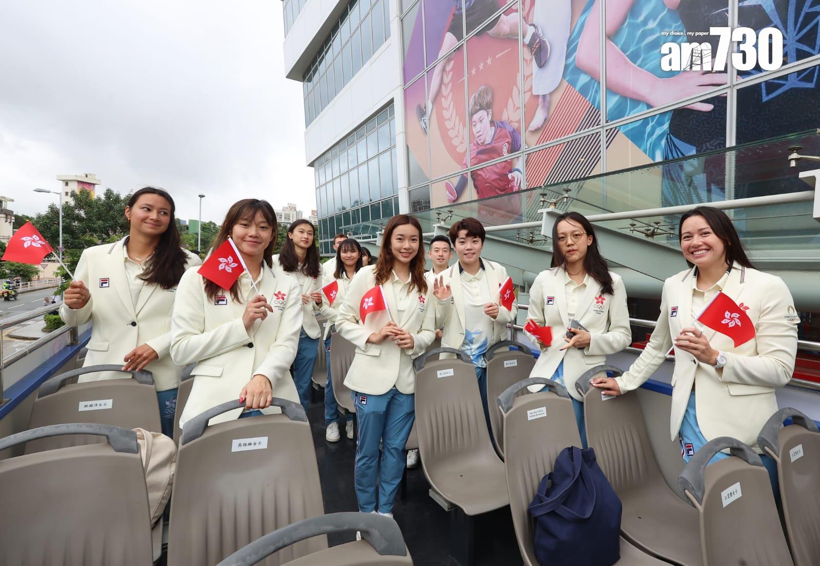 巴黎奧運港隊巡遊|巴士經過各區,眾運動員不時與市民互動。