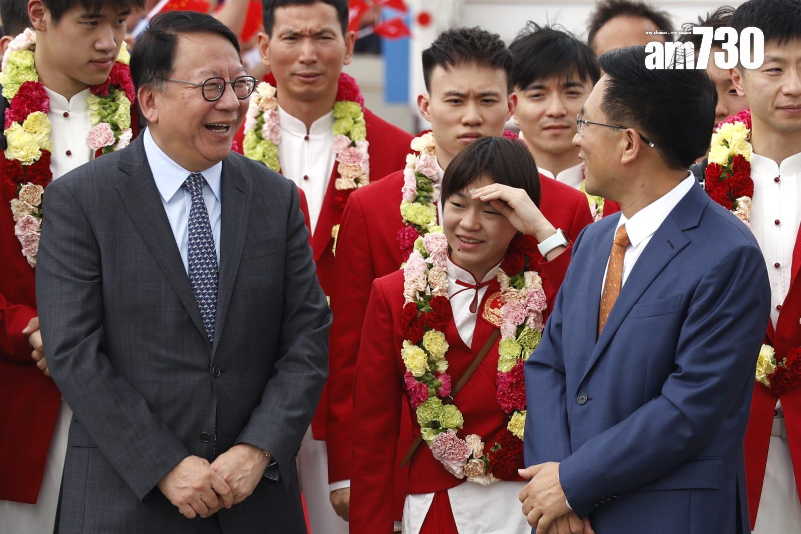 國家隊訪港|「新跳水皇后」全紅嬋似乎休息不足,落機後列隊準備出席儀式時一度打呵欠(林俊源攝)