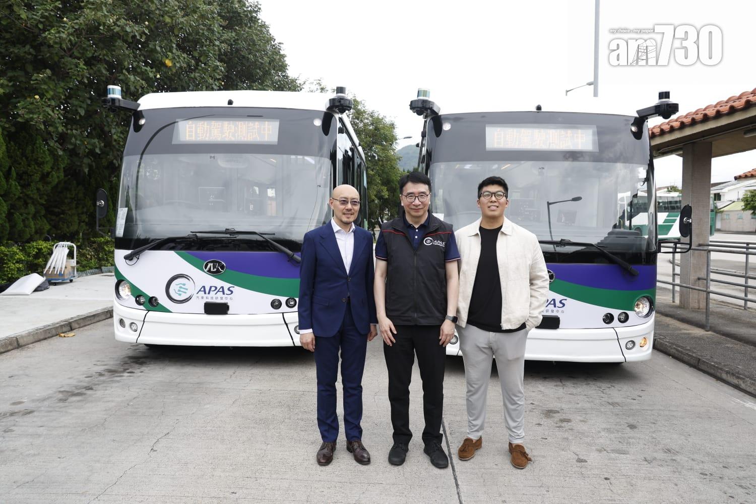 無人駕駛小巴8月26日起在錦綉花園試驗接載居民。(林俊源攝)