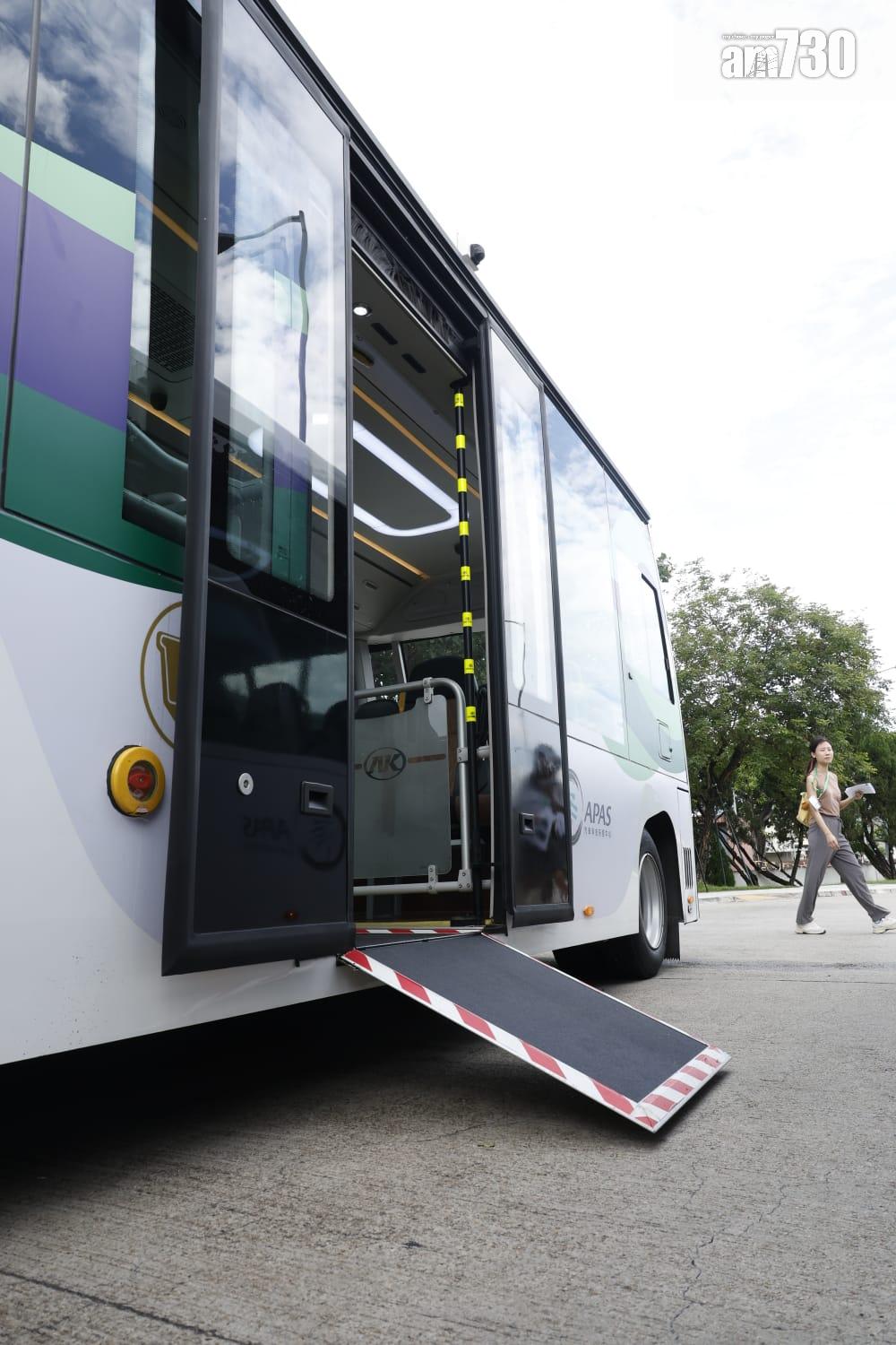 其中一輛無人駕駛小巴設有輪椅位和輪椅斜板。(林俊源攝)