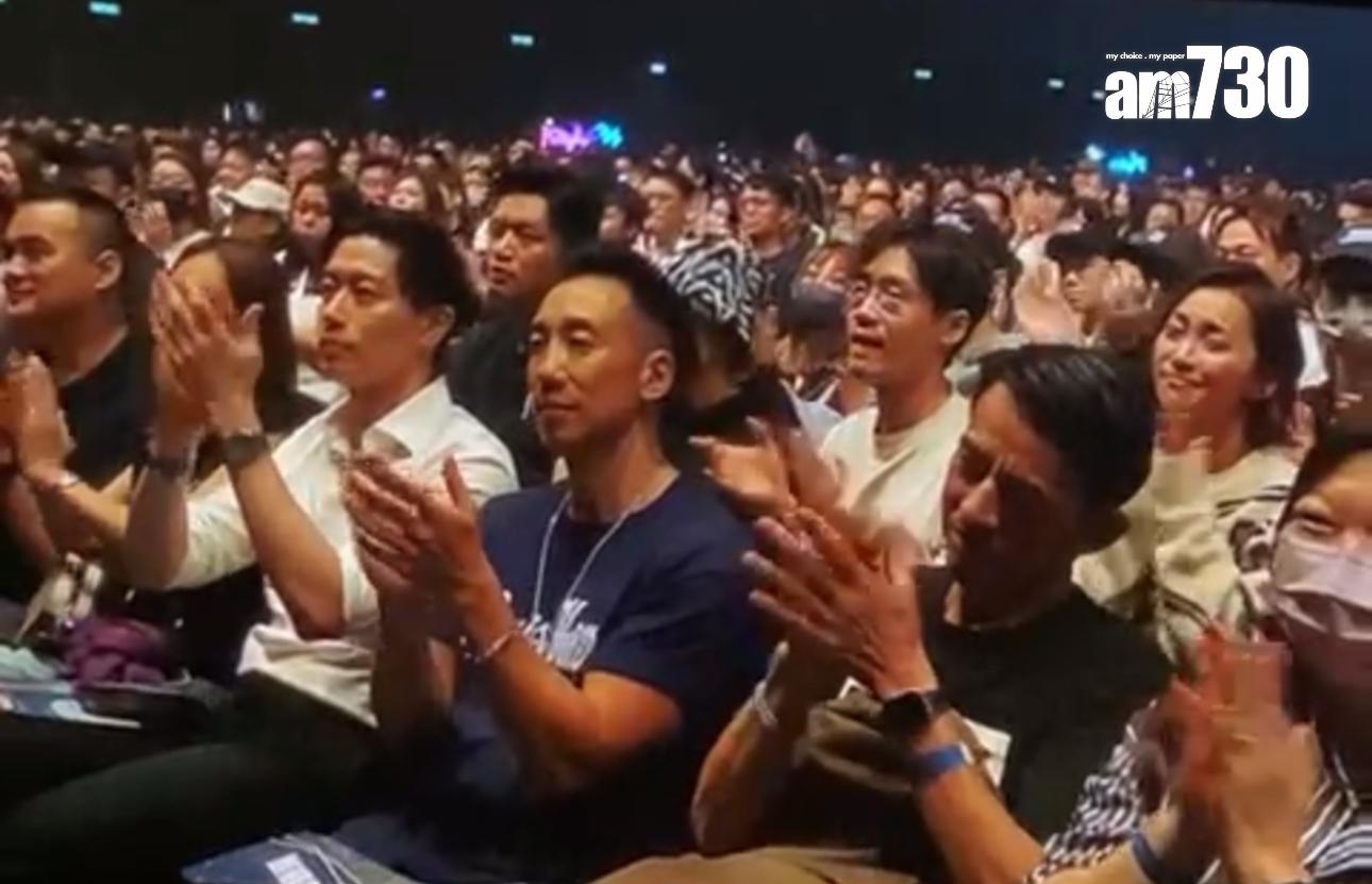 去年11月Stephy於會展舉行演唱會時,原來男友已現身捧場。