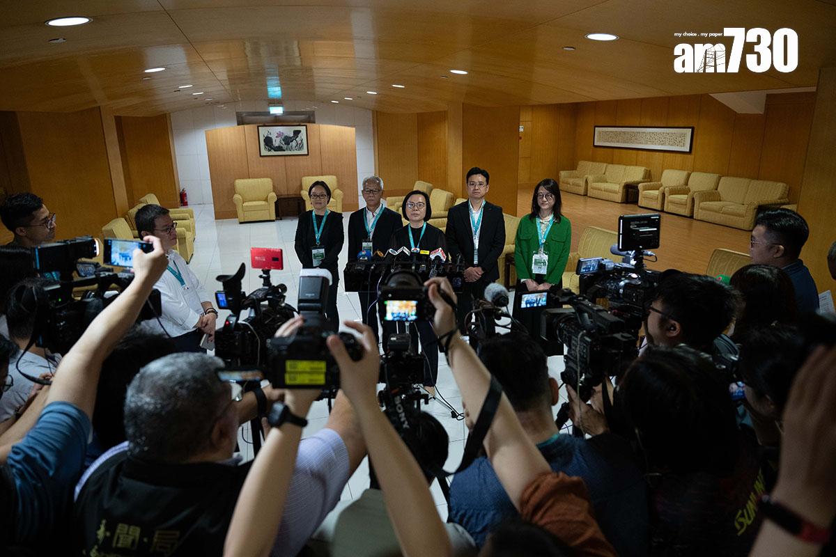 宋敏莉(中)表示,全日總體投票情況順利。(中通社)