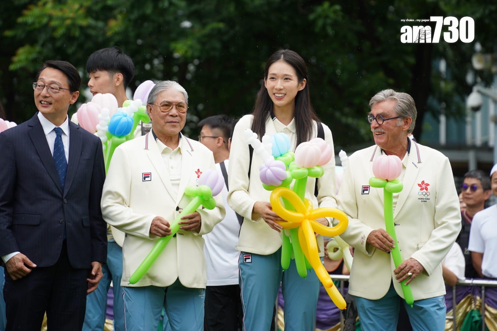 巴黎奧運港隊巡遊|中國香港代表團成員抵添馬公園與學生交流。(吳康琦攝)