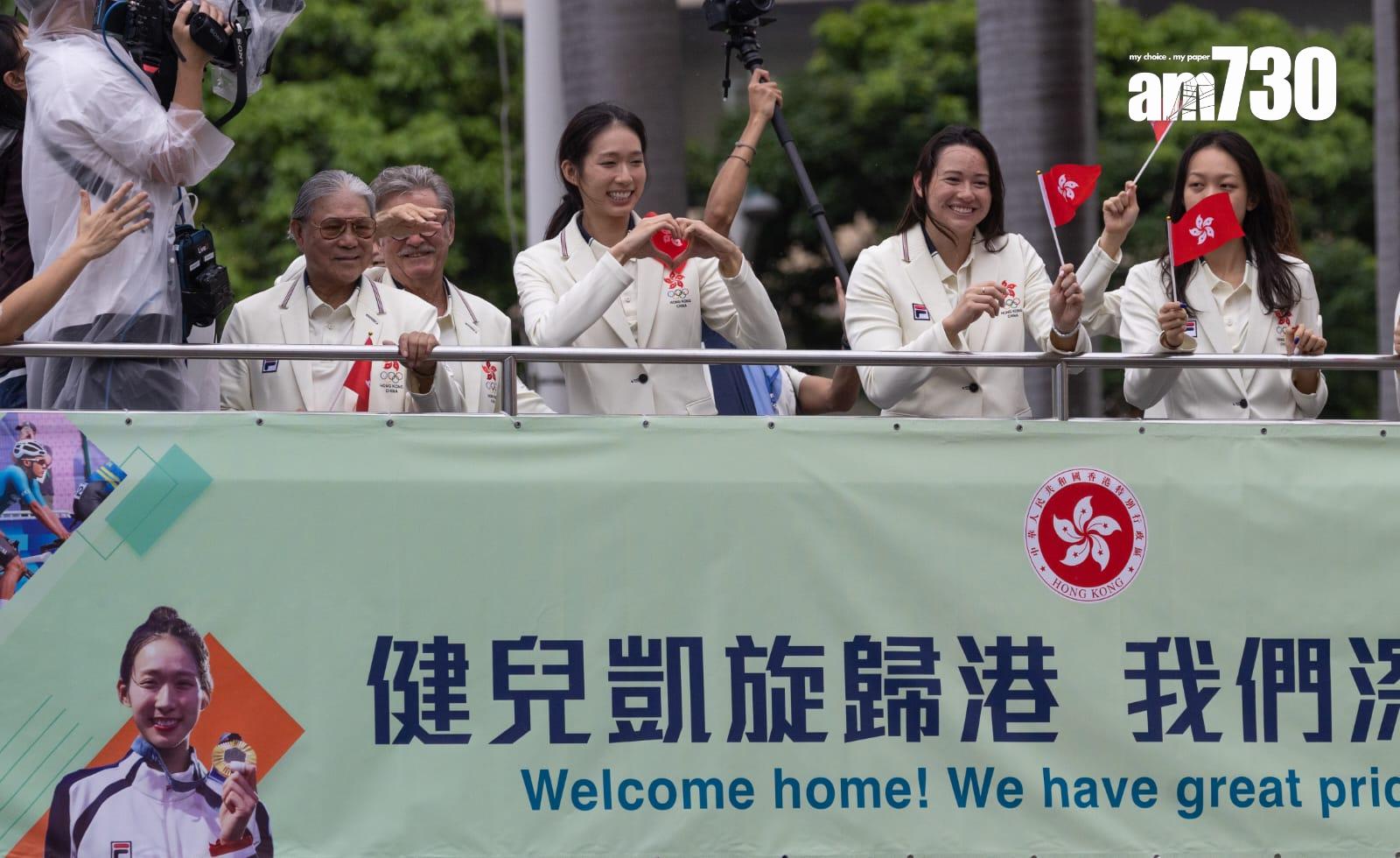 巴黎奧運會中國香港代表團巴士巡遊抵達尖沙咀,獲在場市民遊客歡迎。(蘇文傑攝)