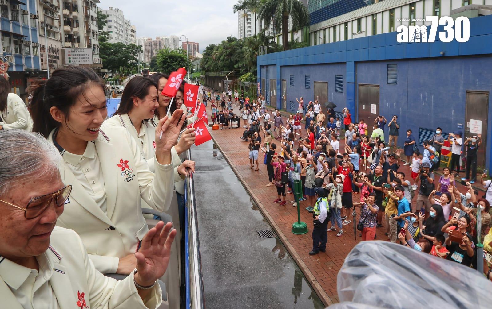 巴黎奧運港隊巡遊|巴士經過各區,眾運動員不時與市民互動。