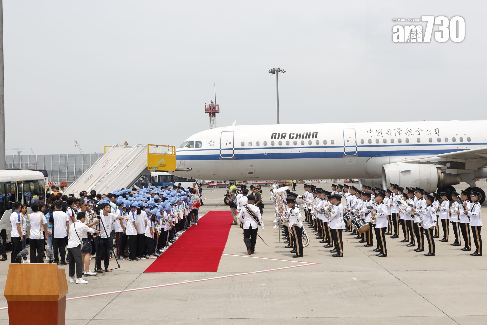 巴黎奧運國家隊奧運健兒代表團抵港,特區政府在停機坪舉行歡迎儀式。(林俊源攝)