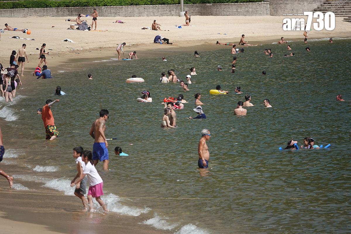 夏日炎炎,不少市民都會到泳灘暢泳消暑。(資料圖片/陳奕釗攝)