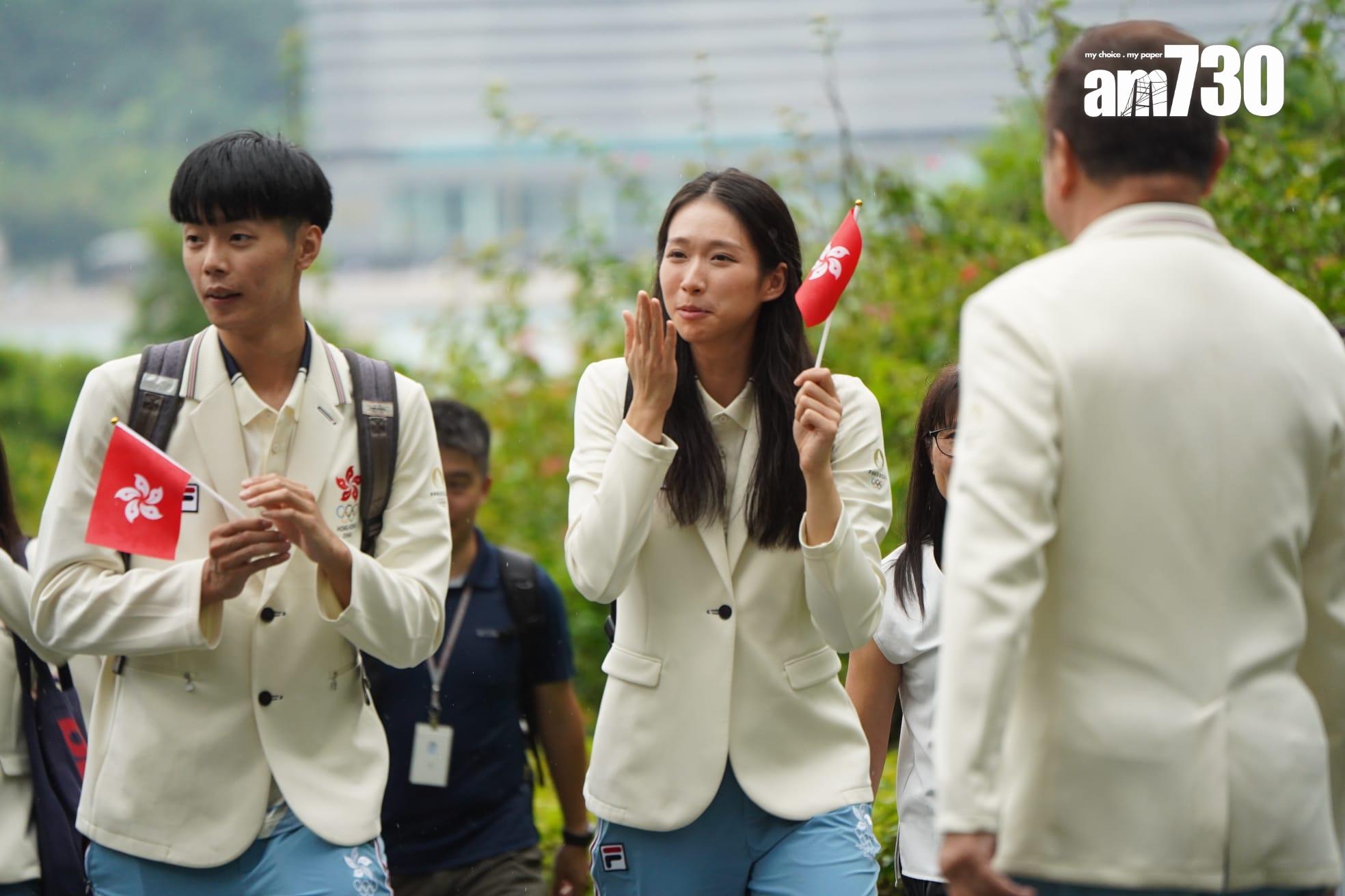 巴黎奧運港隊巡遊|中國香港代表團成員抵添馬公園與學生交流。(吳康琦攝)