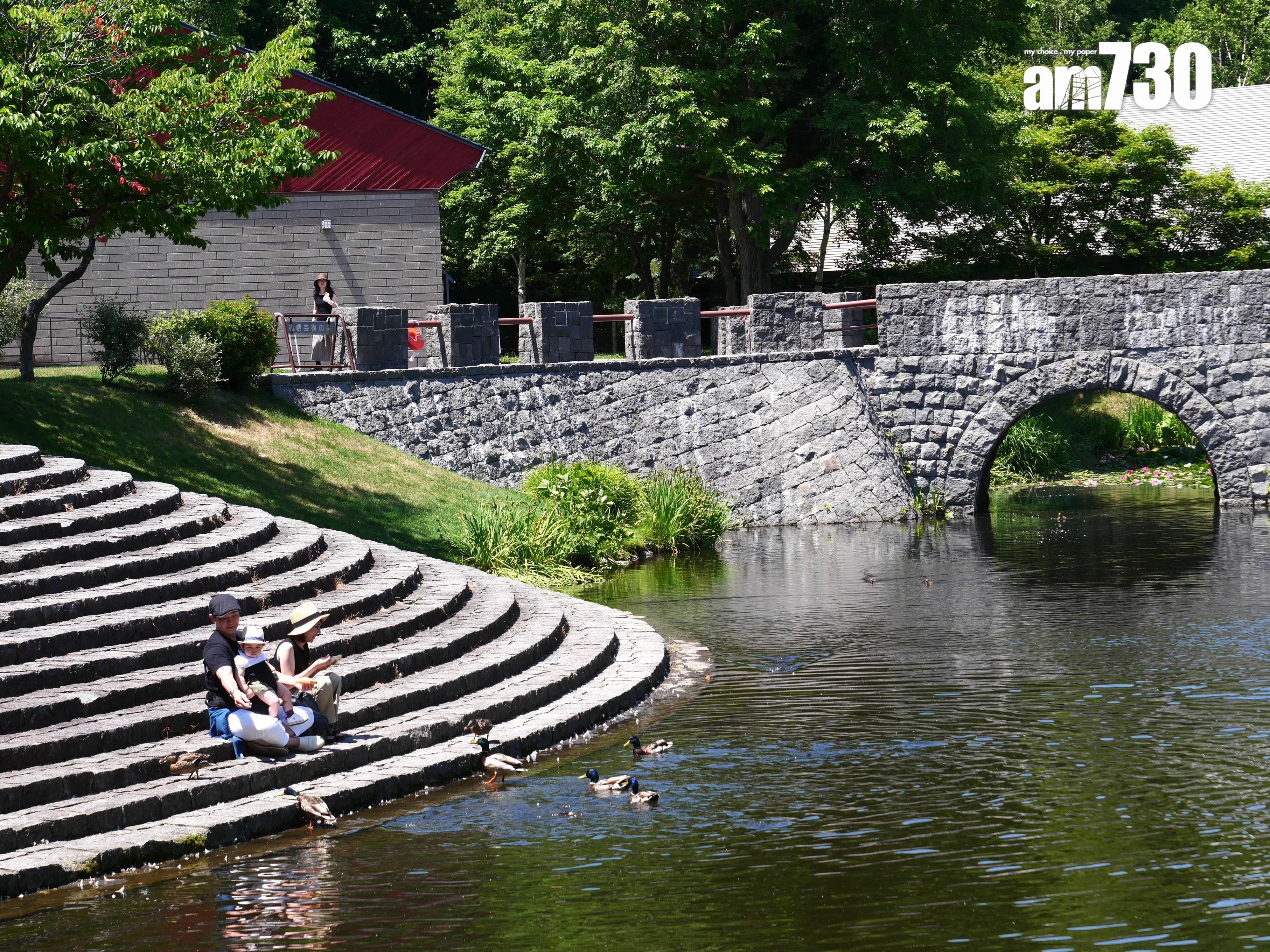 跟本地人一樣,坐在水池邊看看風景,已經夠療癒身心!