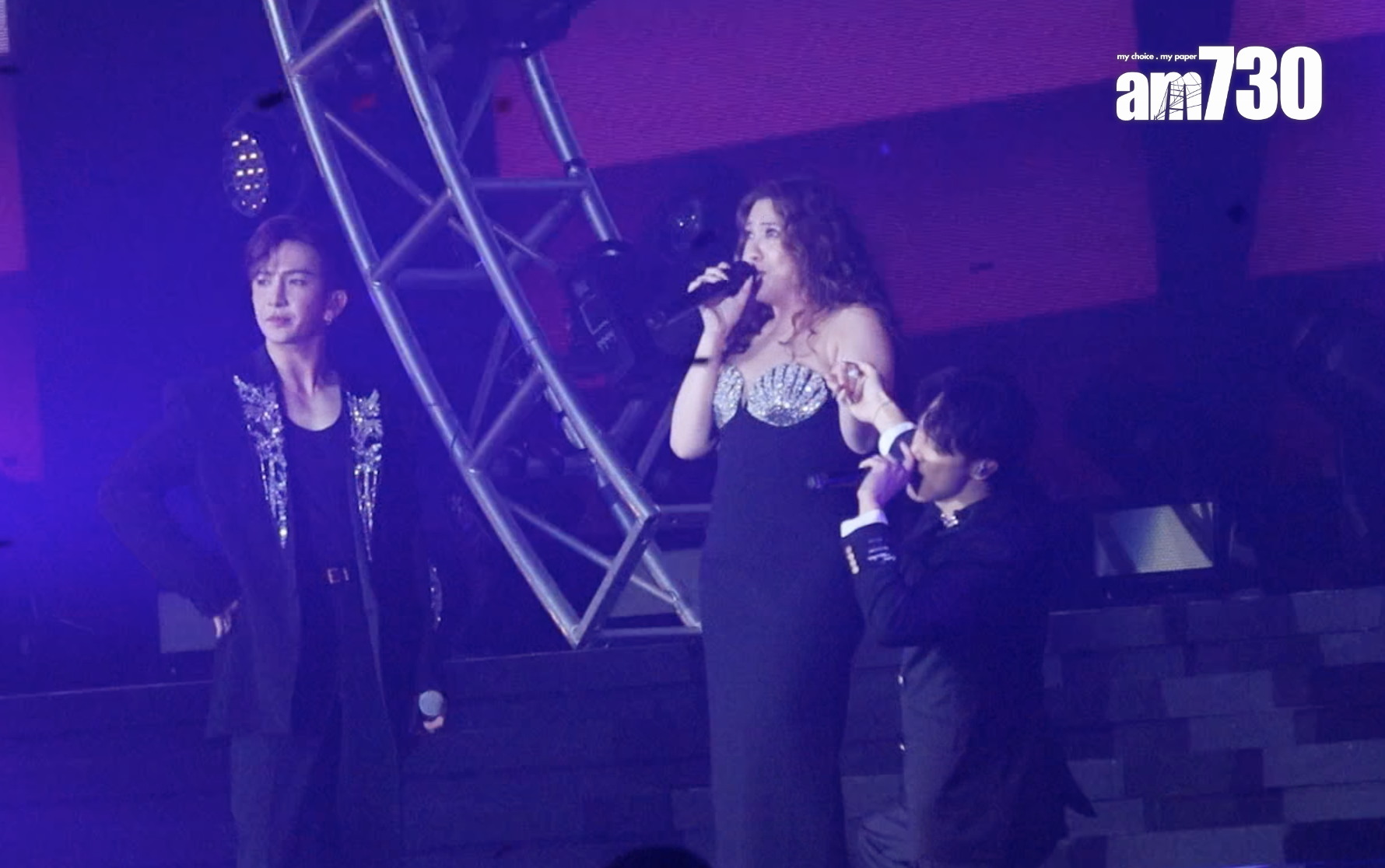 Stanley與Serrini合唱時,拖手又跪地。(娛樂組)