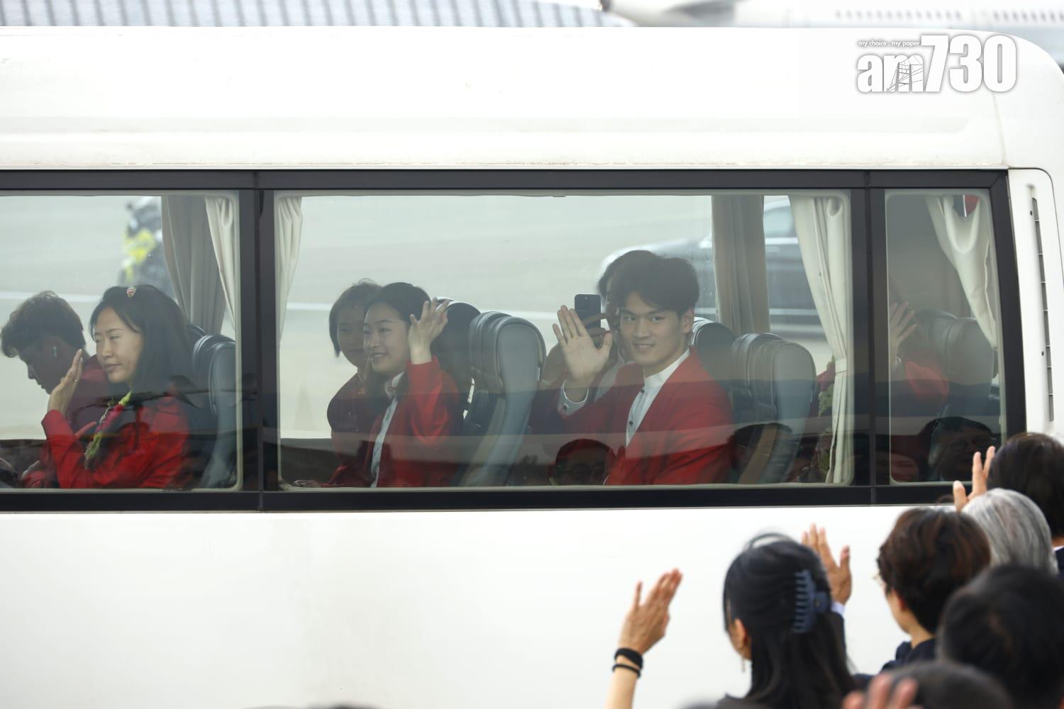 國家隊訪港|代表團中午抵達 停機坪舉行歡迎儀式