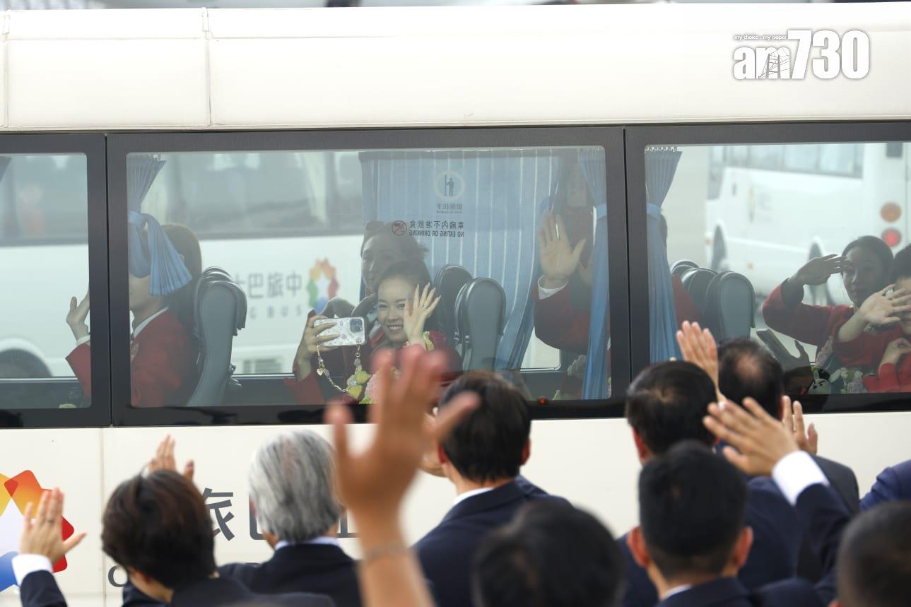 國家隊訪港|代表團中午抵達 停機坪舉行歡迎儀式