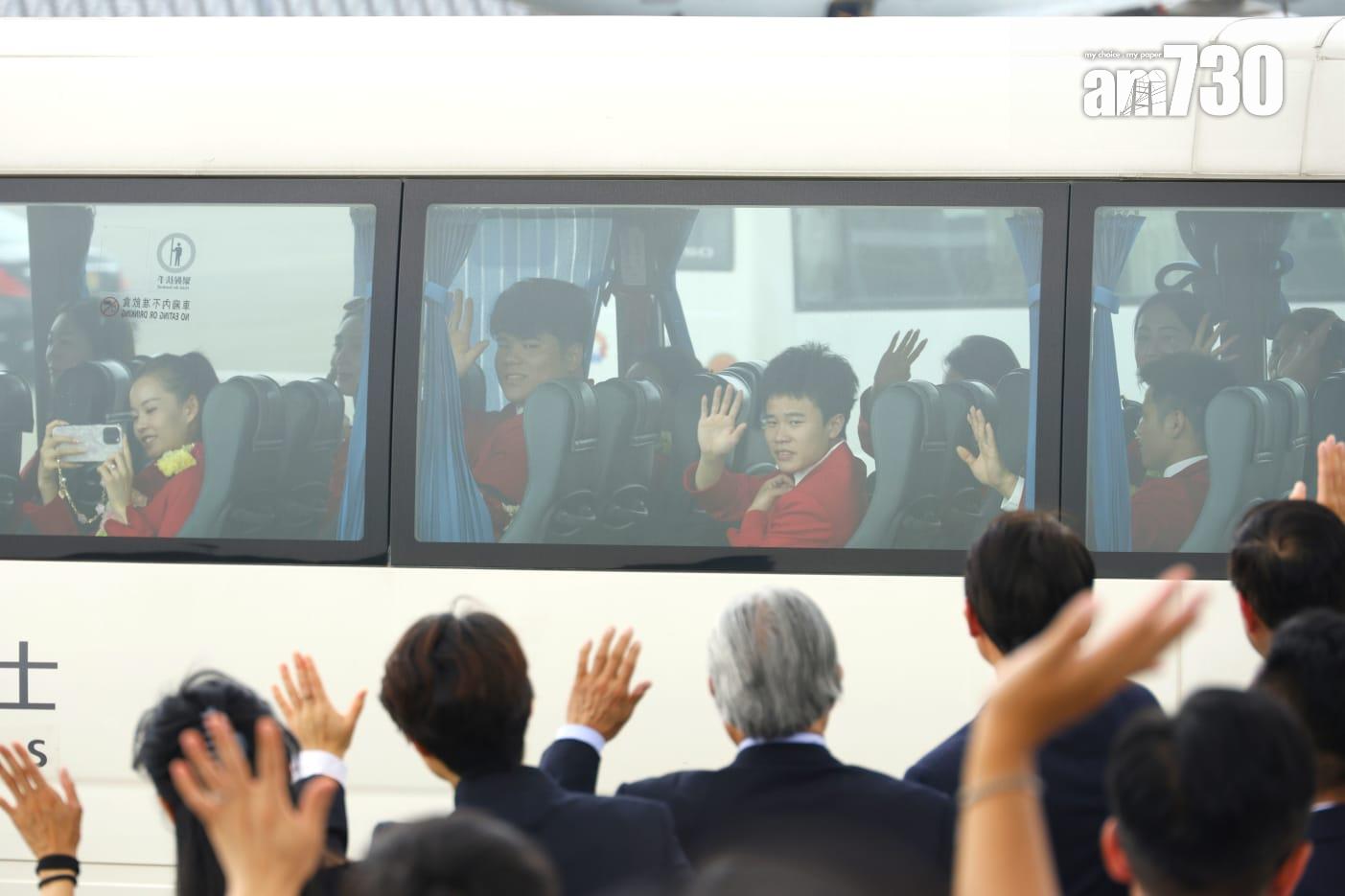 國家隊訪港|代表團中午抵達 停機坪舉行歡迎儀式