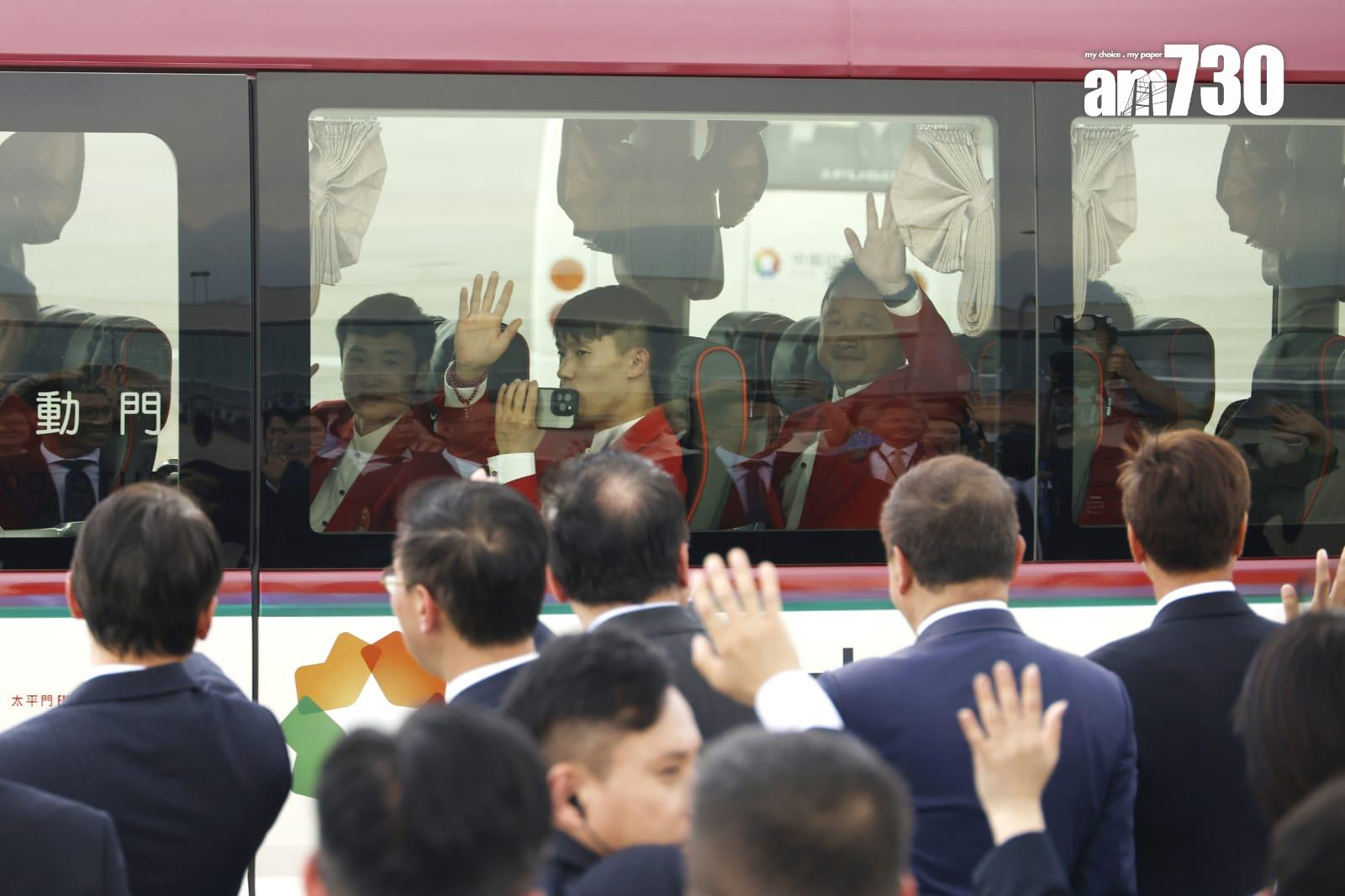 國家隊訪港|代表團中午抵達 停機坪舉行歡迎儀式