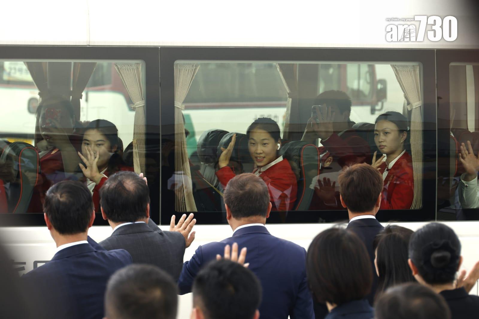 國家隊訪港|代表團中午抵達 停機坪舉行歡迎儀式