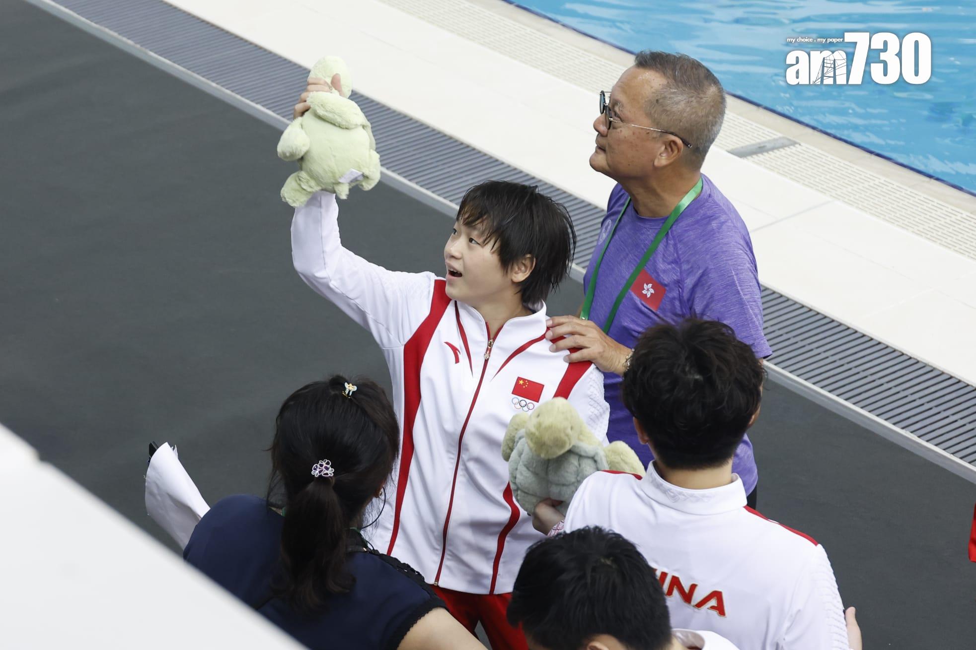 全紅嬋離場時,在觀眾席上拋下不少烏龜公仔,全紅嬋隨即伸手接住,但數量太多而接應不暇。(林俊源攝)