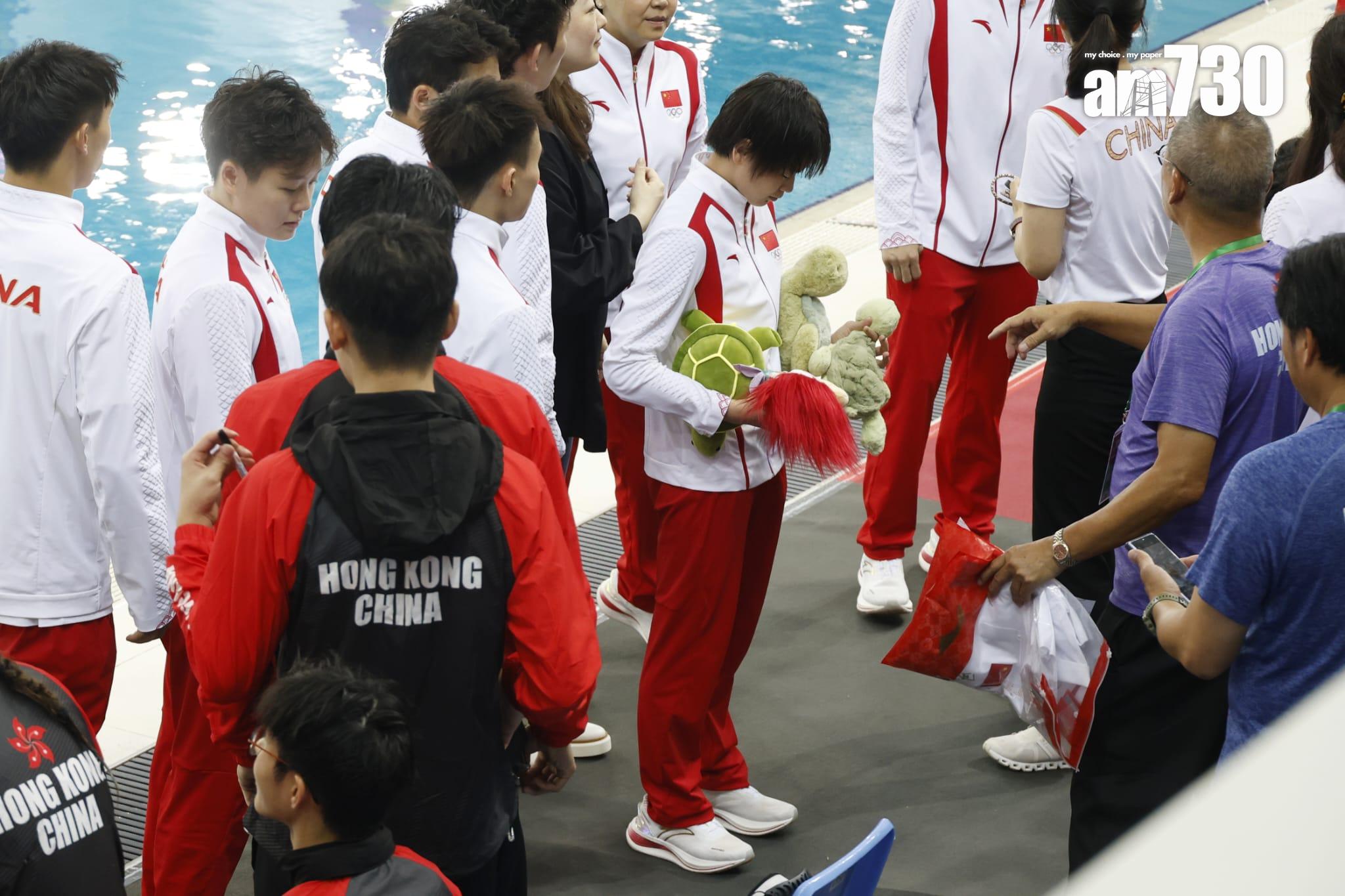 全紅嬋離場時,在觀眾席上拋下不少烏龜公仔,全紅嬋隨即伸手接住,但數量太多而接應不暇。(林俊源攝)