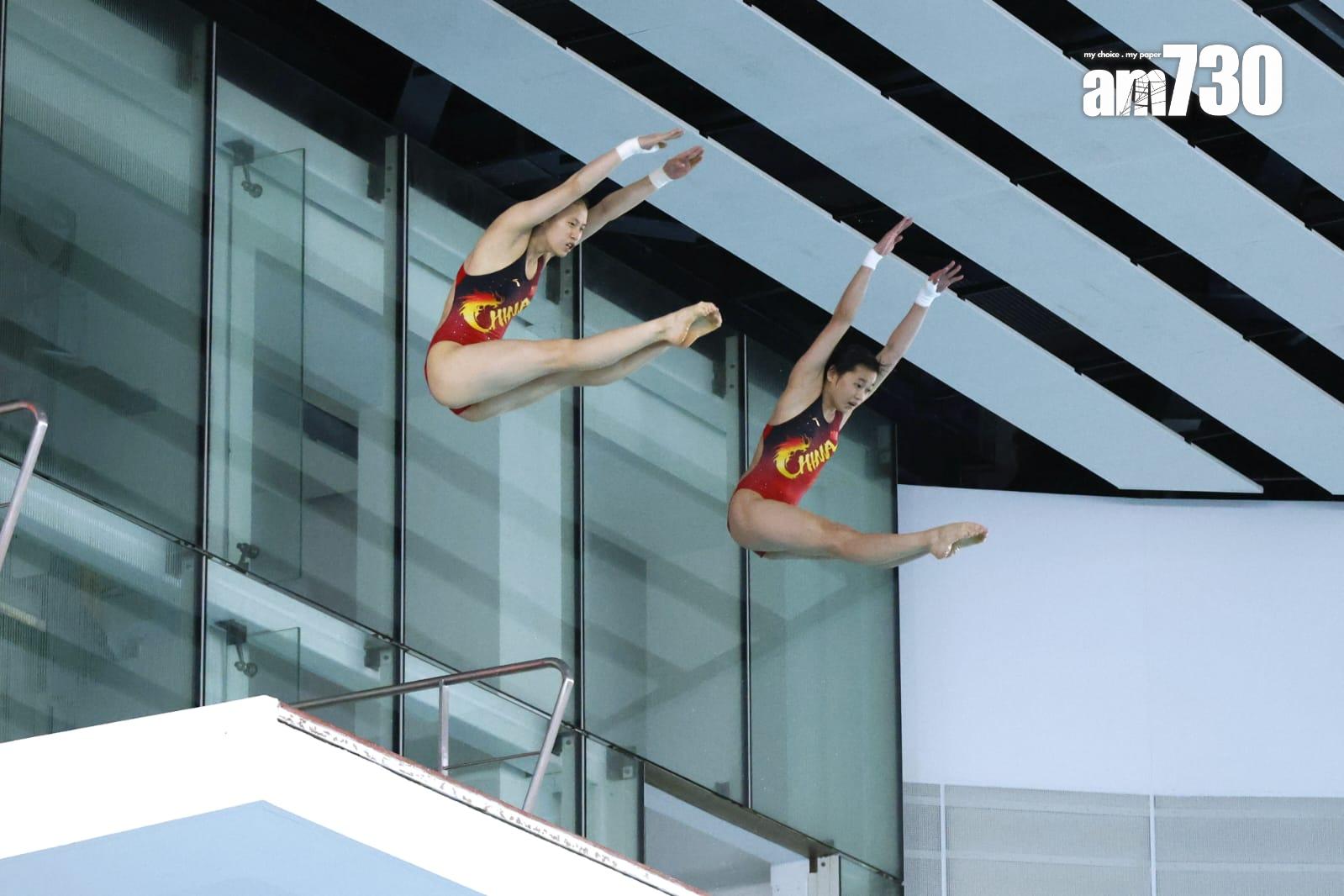 跳水「夢之隊」全紅嬋及拍檔陳芋汐共同表演「水花消失術」。(林俊源攝)