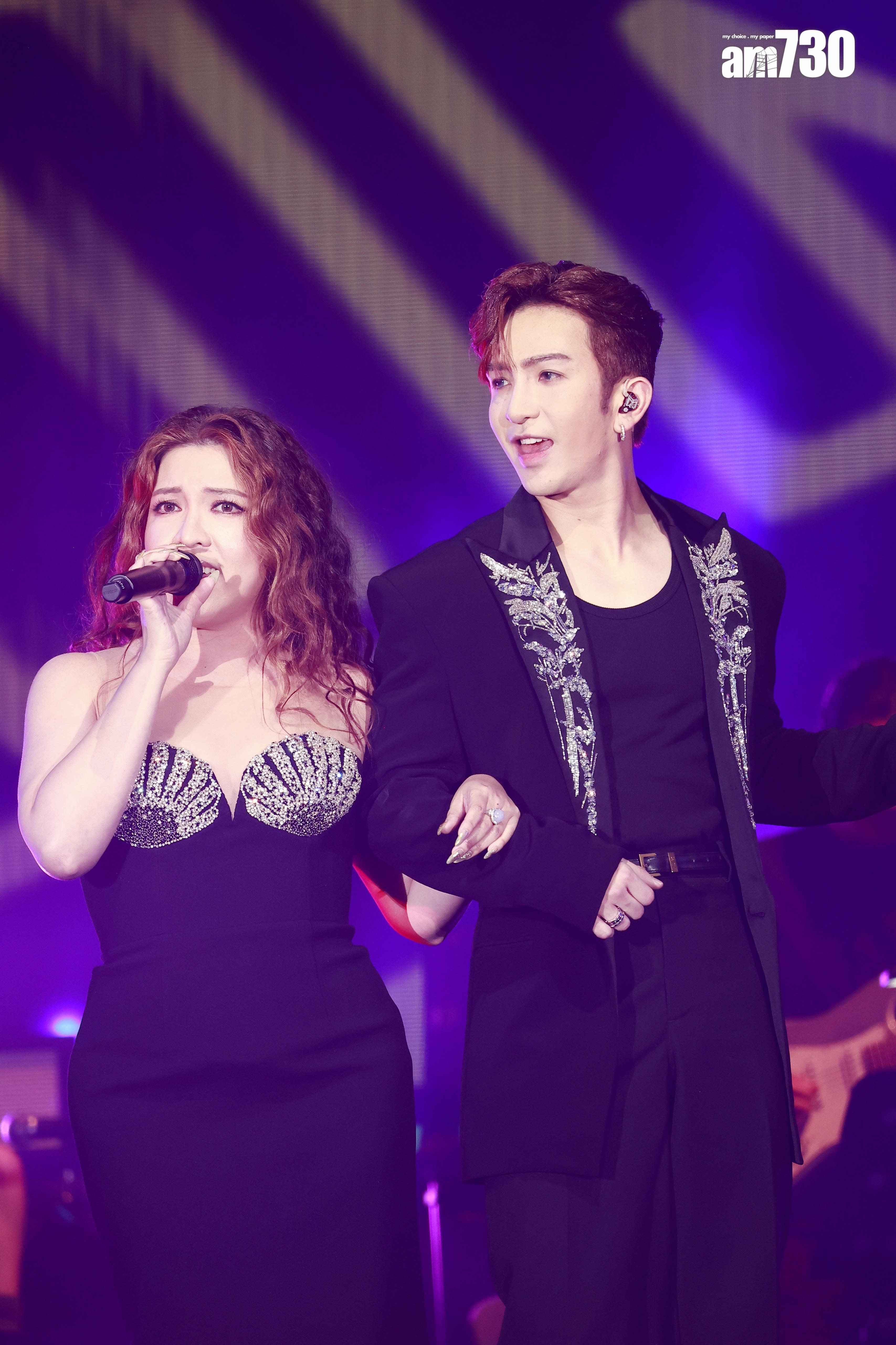 Serrini撓著Anson Lo手臂合唱。(娛樂組攝)