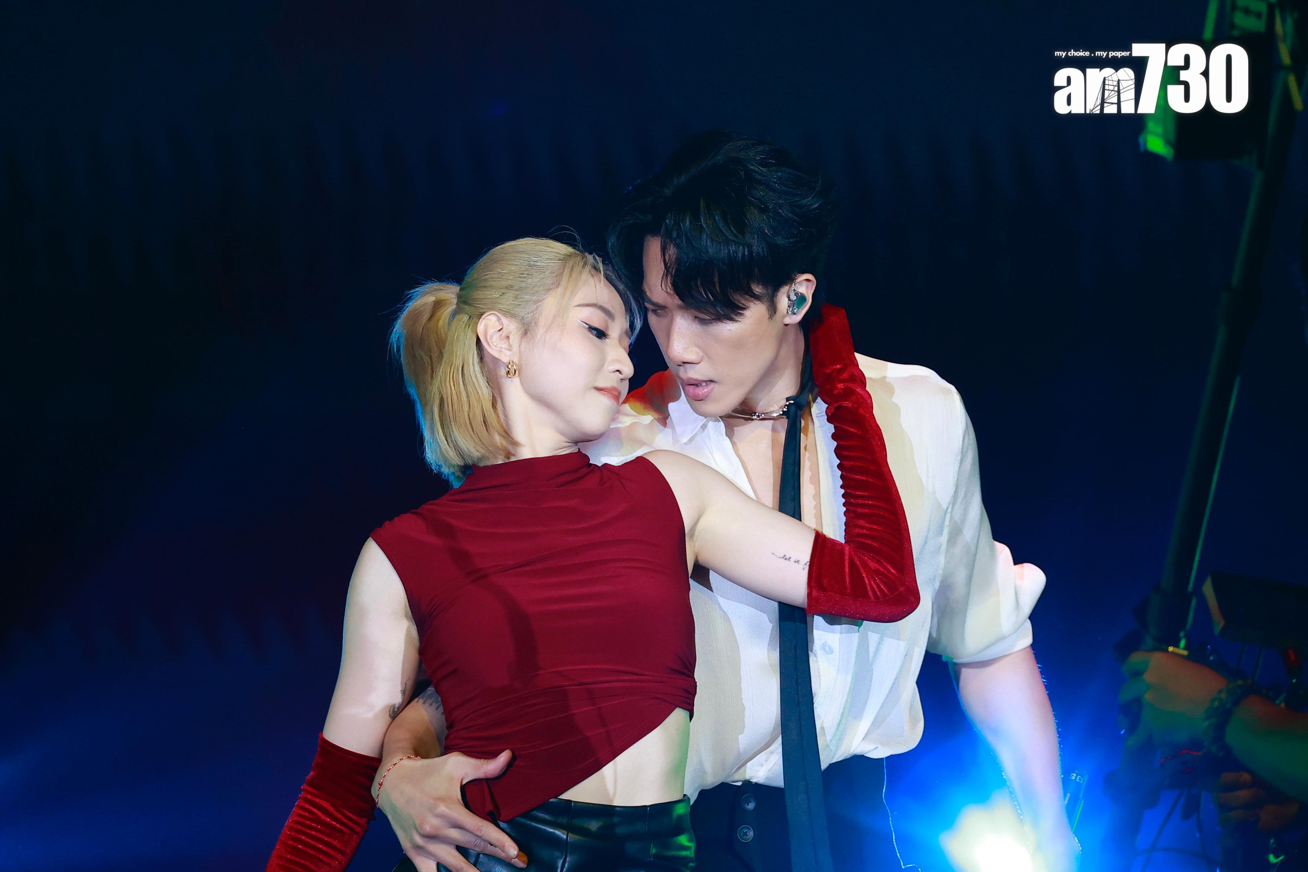 Stanley脫去西裝外套,僅穿白裇衫跳唱《Drunk in Love》,約隱約現。(娛樂組攝)