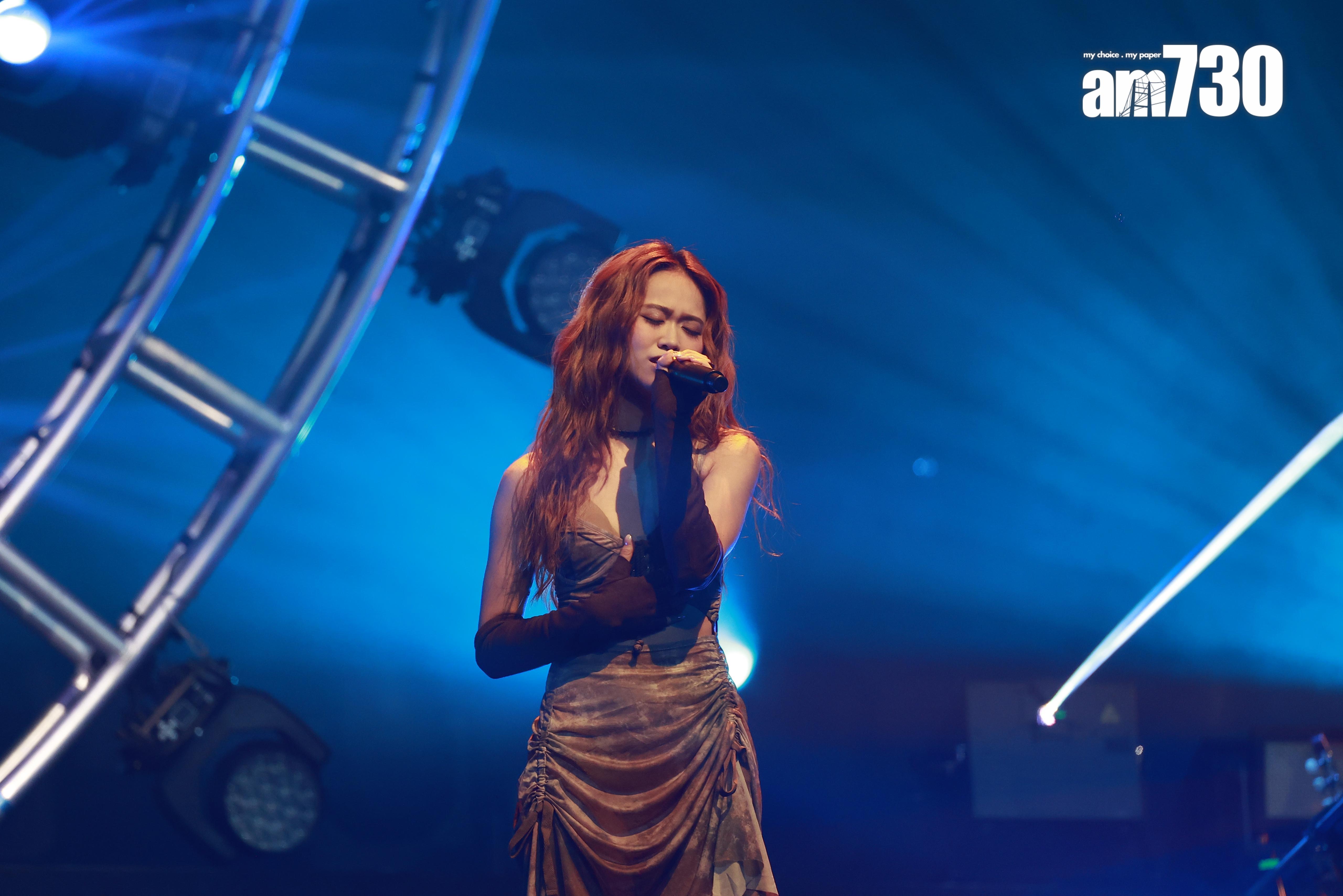 張天穎在《CHILL CLUB Have A CHILL Live》與MC和Nancy Kwai合唱。(娛槳組攝)