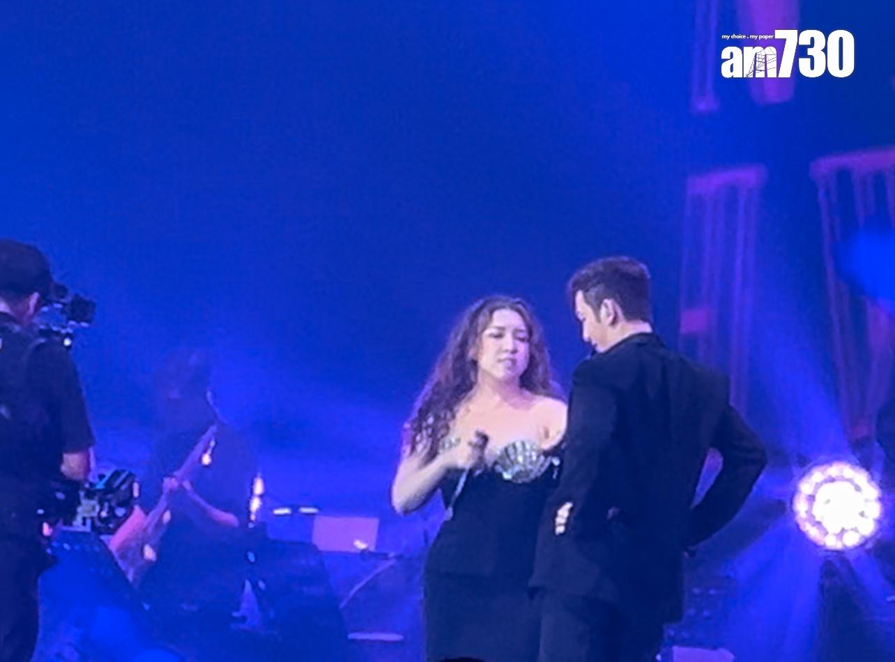 Serrini與Anson Lo合唱時,摸他的胸口。(娛樂組)