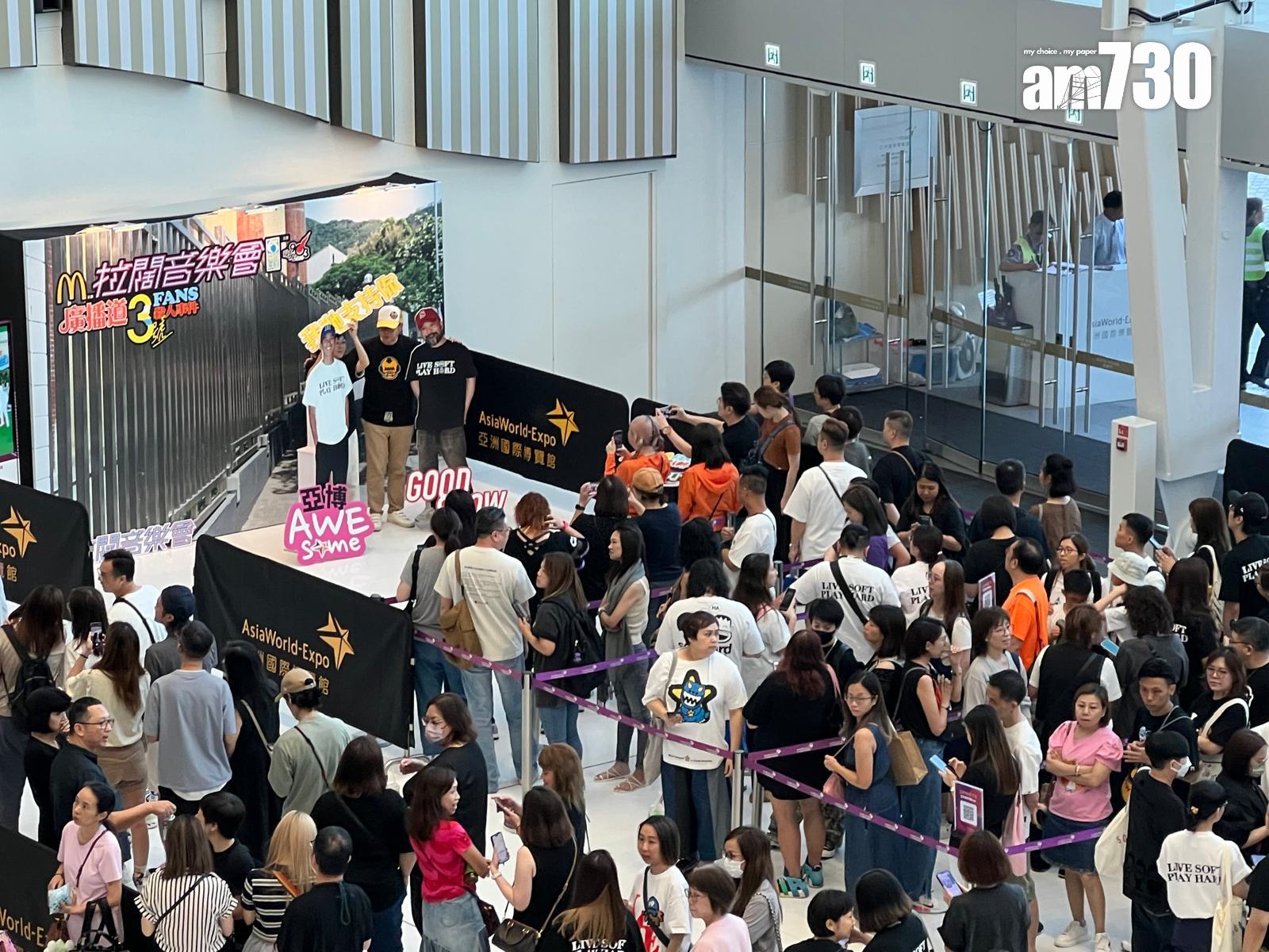 大批軟硬fans在亞博場館打卡。