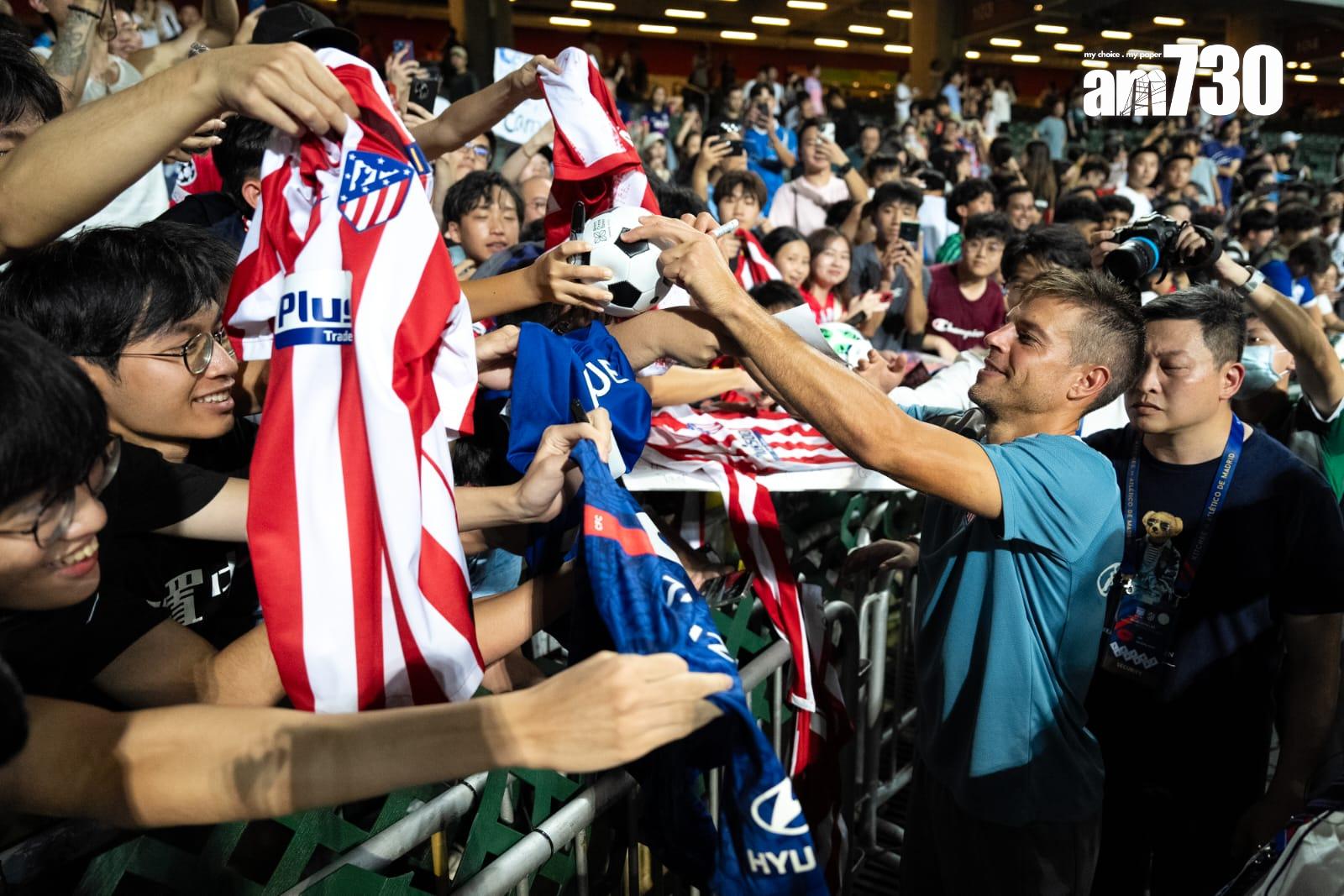「中銀人壽盃」於香港大球場舉行,傑志1︰6負馬德里體育會,艾斯派古達為球迷簽名。(林靄怡攝)