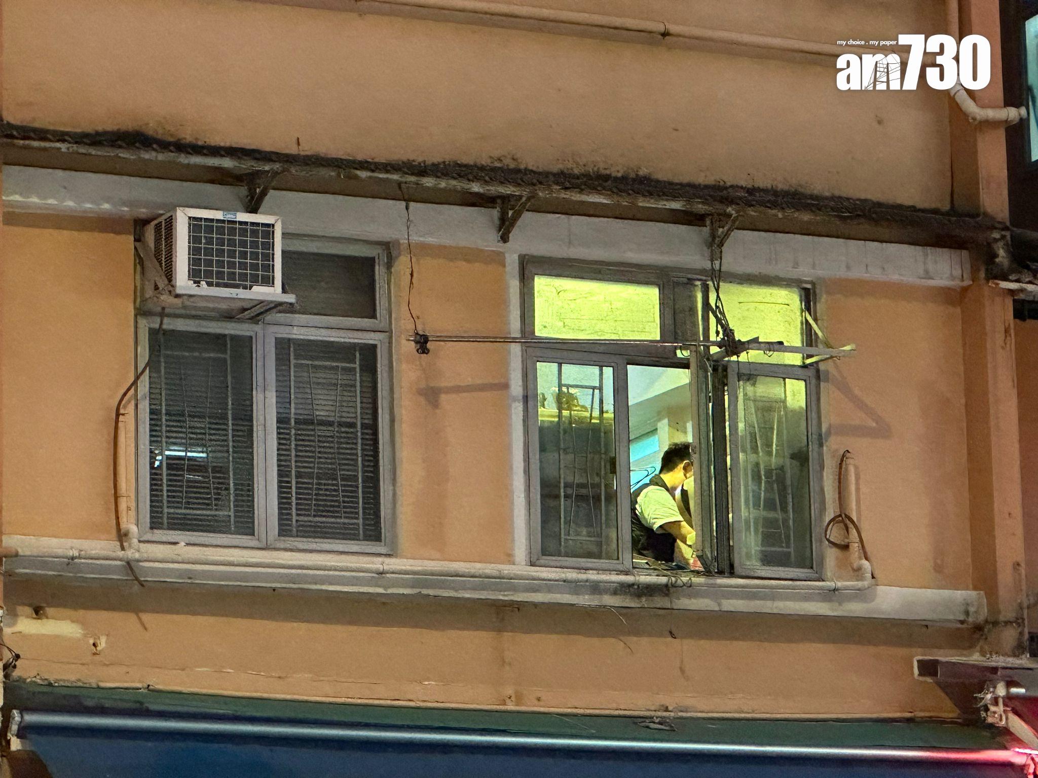 觀塘長安大樓一個單位發現兩具屍體,警方到場調查。(陳奕釗攝)