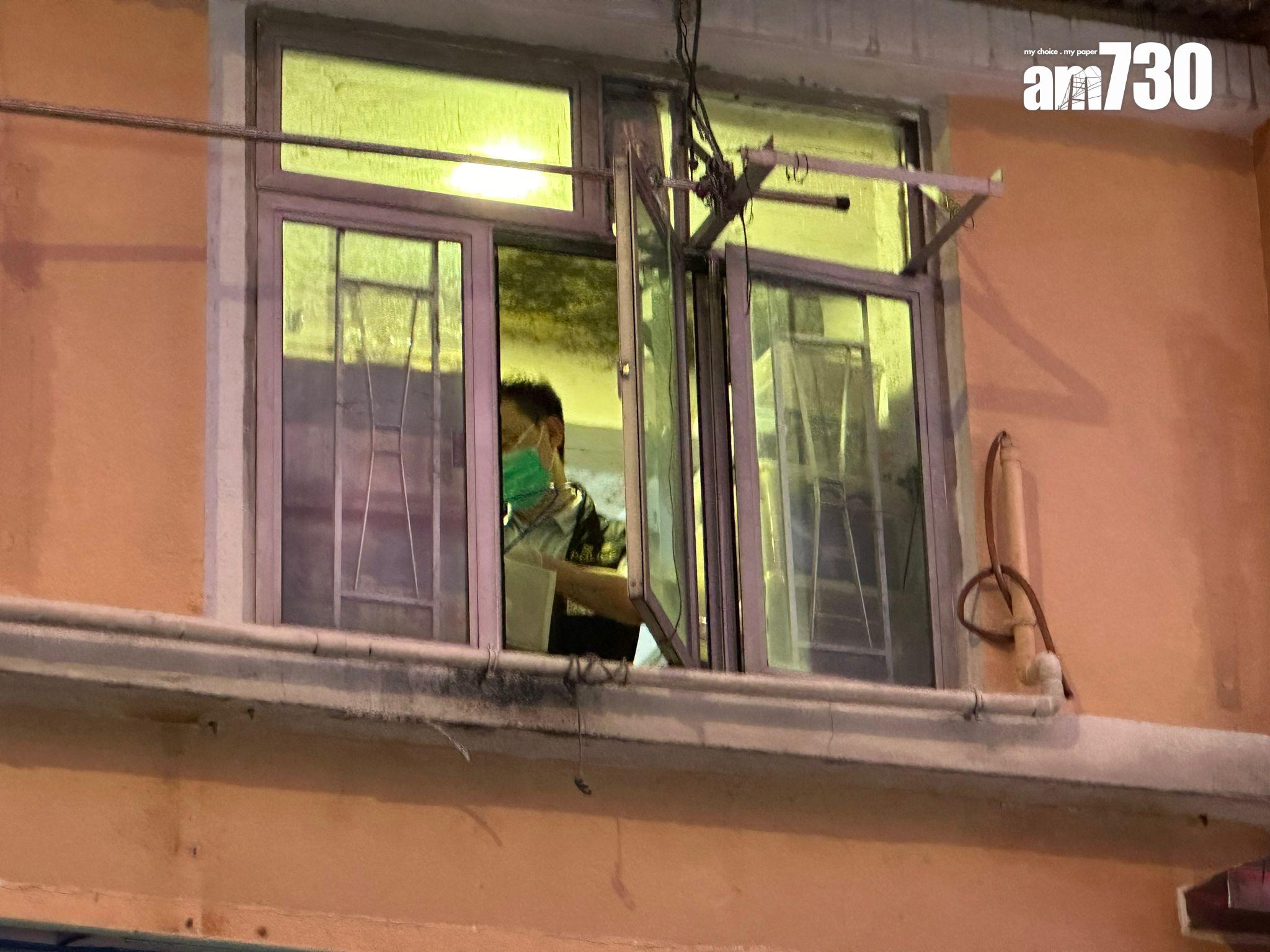 觀塘長安大樓一個單位發現兩具屍體,警方到場調查。(陳奕釗攝)