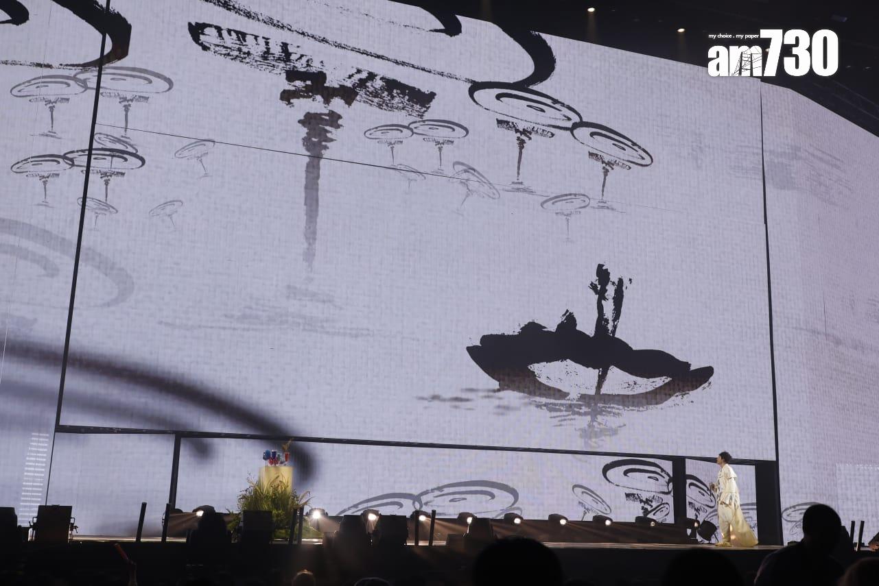 郭富城身後的字畫圖案全都是出自他的手筆。(林俊源攝)