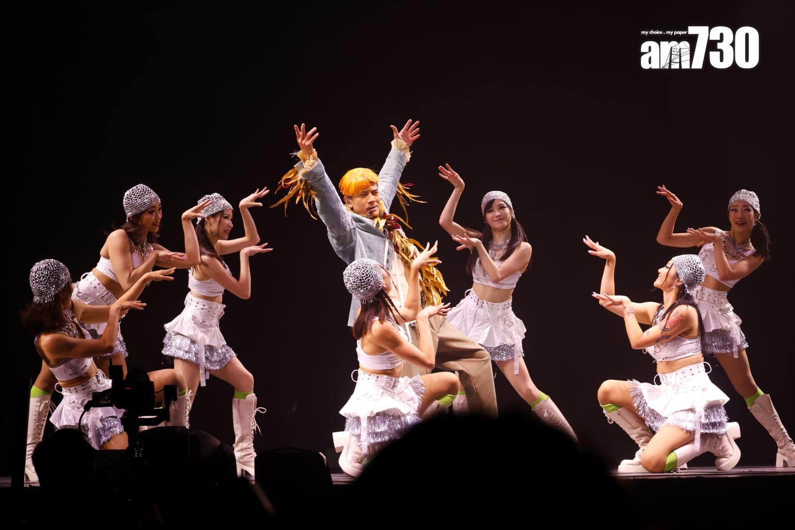 城城換上淺藍外套並配上橙色河童頭,又跳又唱。(林俊源攝)