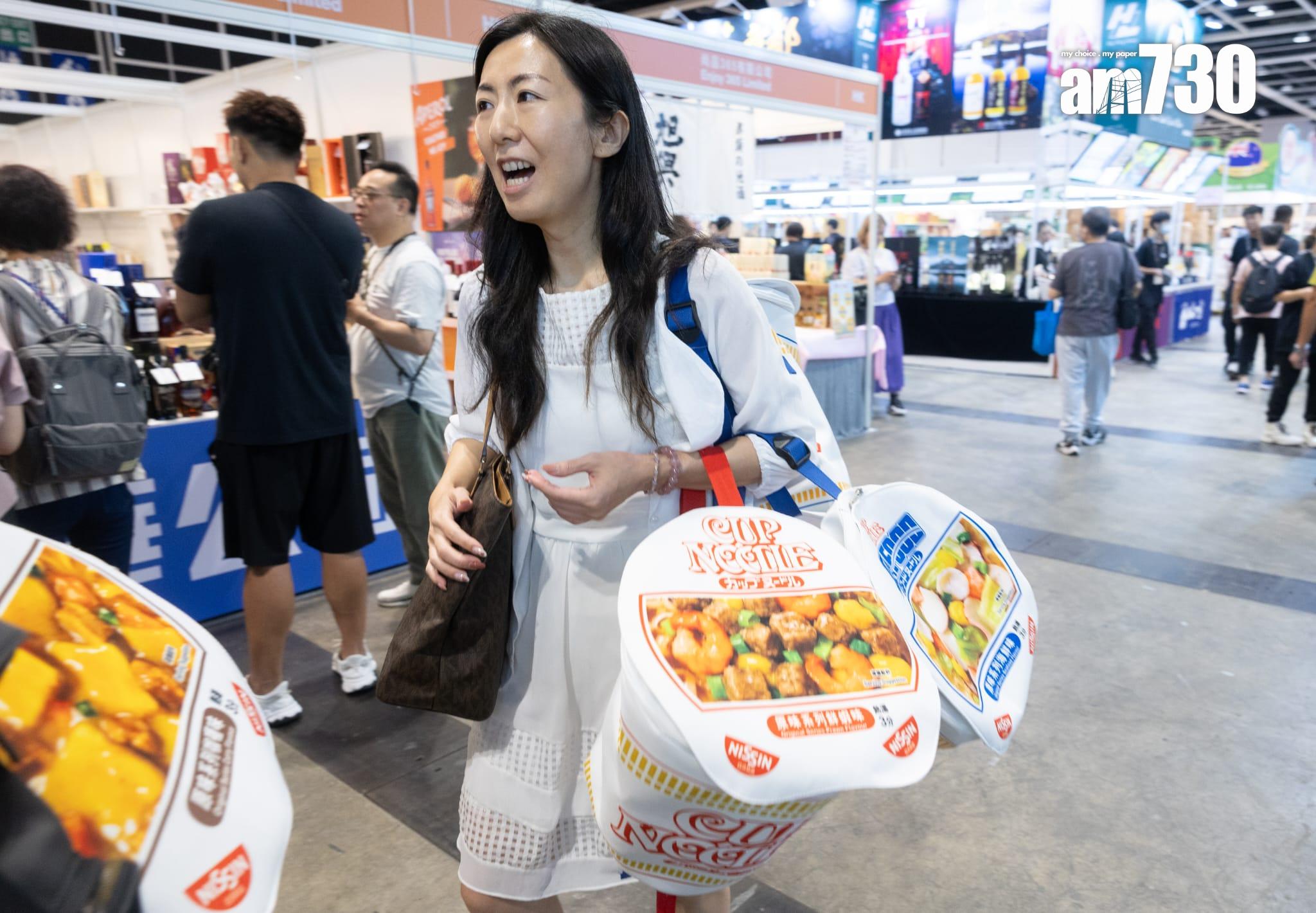 美食博覽開鑼 擲飛鏢贏鮑魚 市民稱產品價格「 買多咗唔怕」(蘇文傑攝)