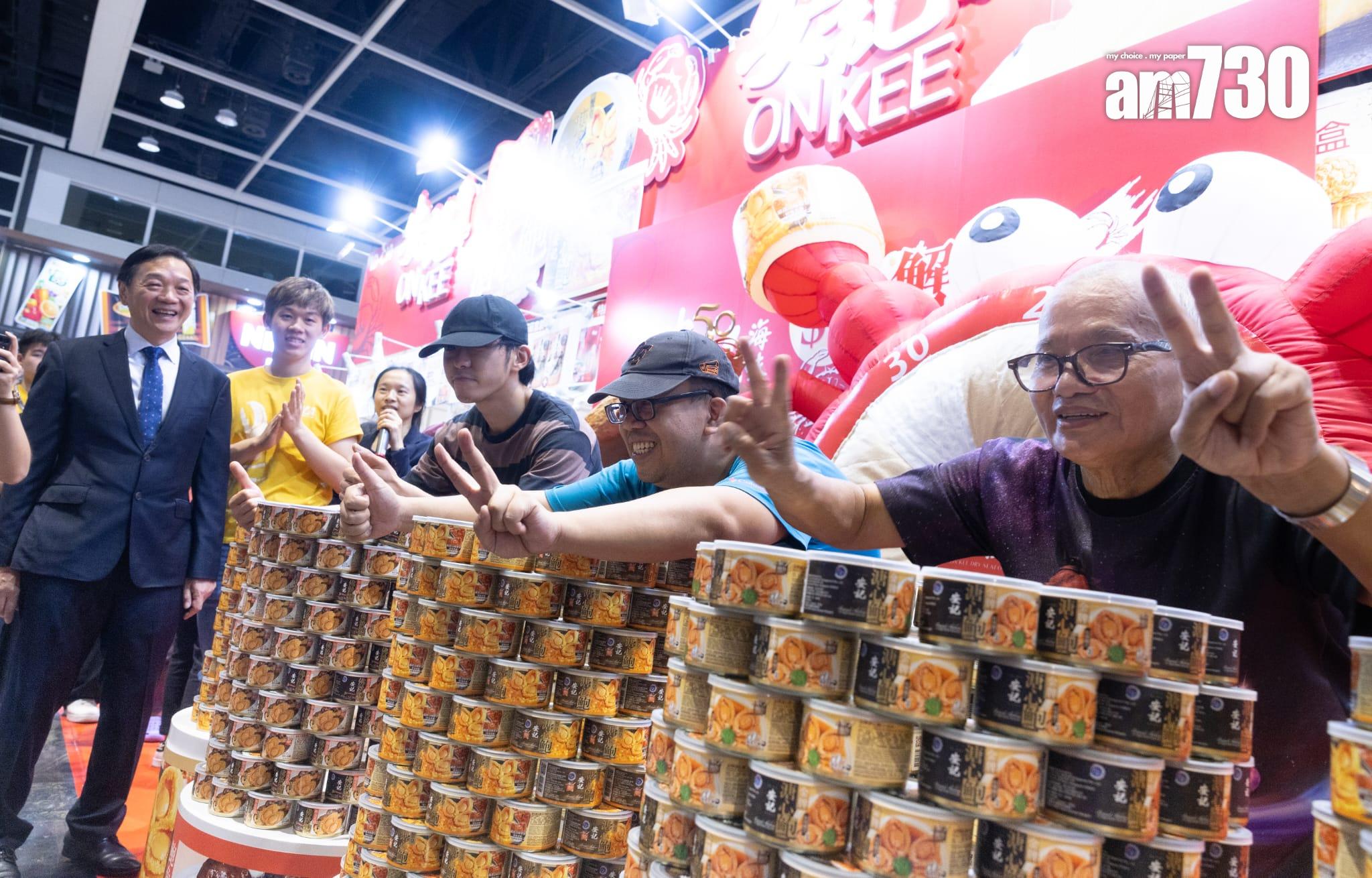 美食博覽開鑼 擲飛鏢贏鮑魚 市民稱產品價格「 買多咗唔怕」(蘇文傑攝)