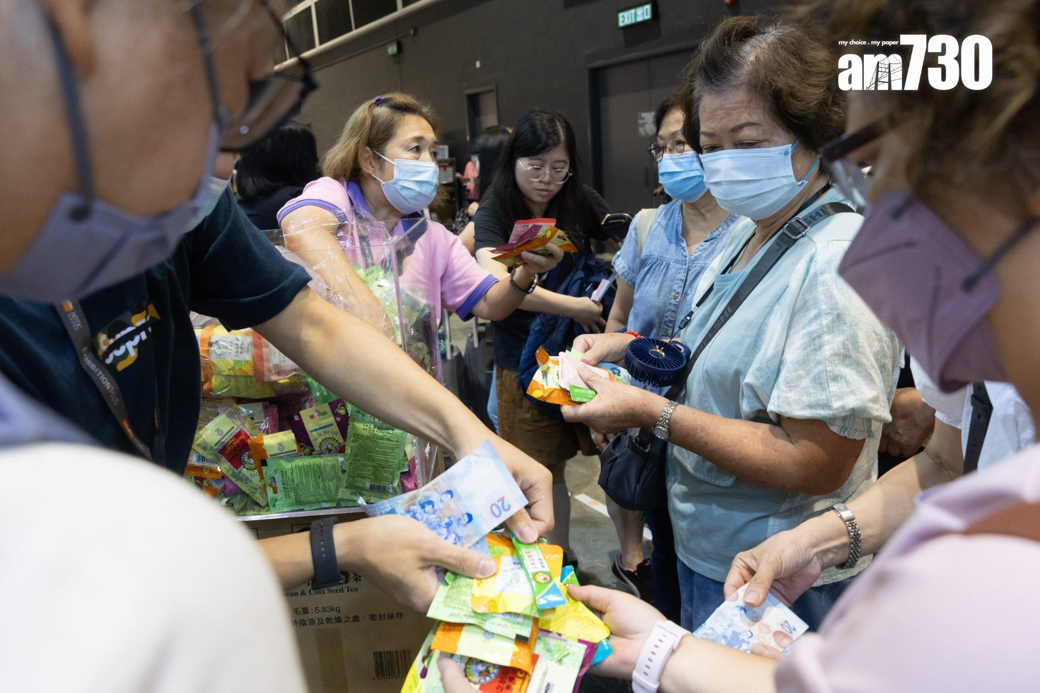 美食博覽開鑼 擲飛鏢贏鮑魚 市民稱產品價格「 買多咗唔怕」(蘇文傑攝)