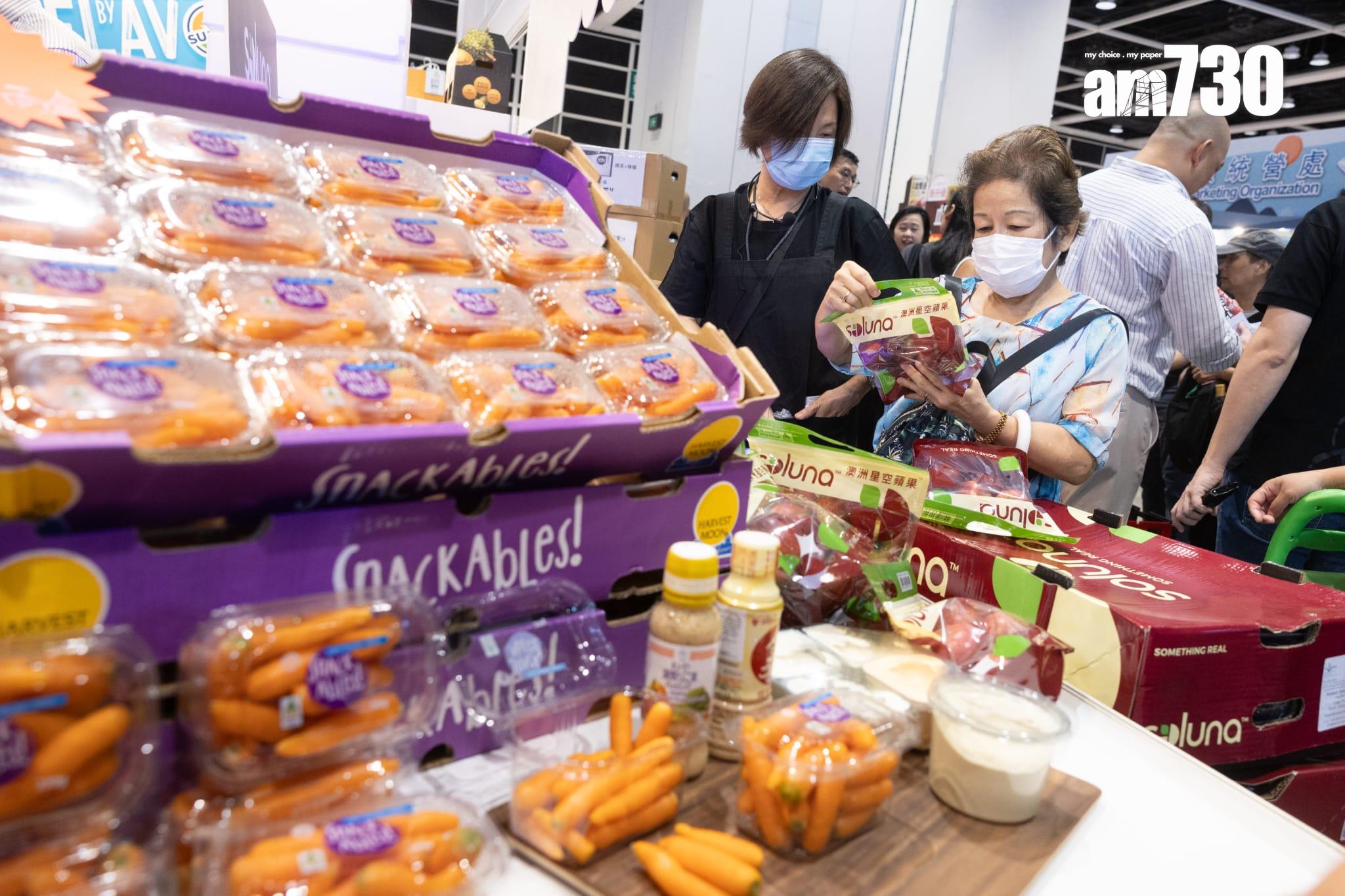 美食博覽開鑼 擲飛鏢贏鮑魚 市民稱產品價格「 買多咗唔怕」(蘇文傑攝)