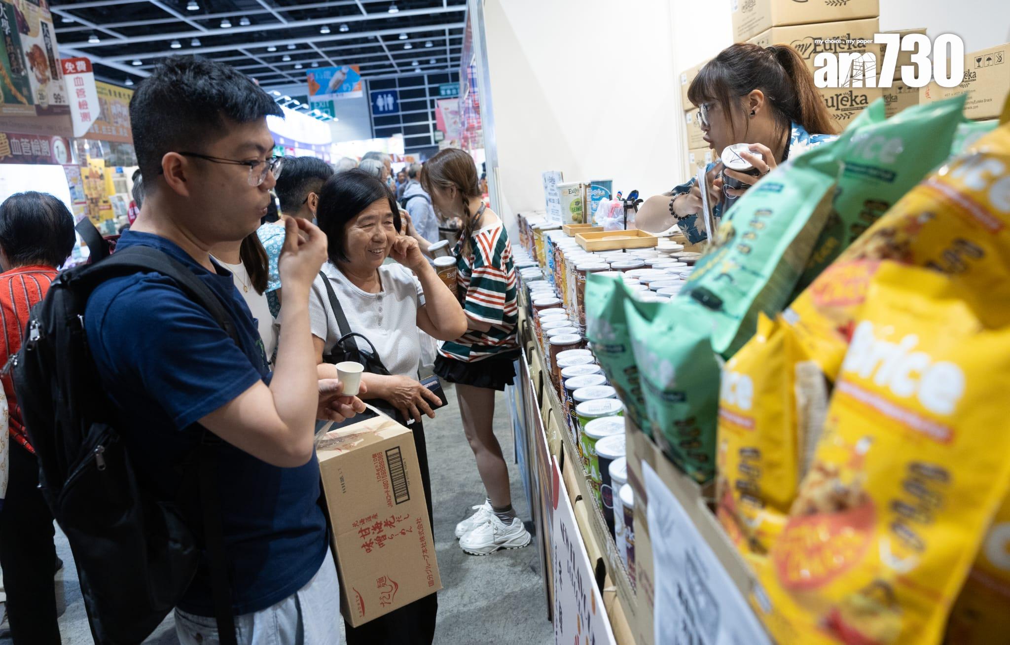 美食博覽開鑼 擲飛鏢贏鮑魚 市民稱產品價格「 買多咗唔怕」(蘇文傑攝)