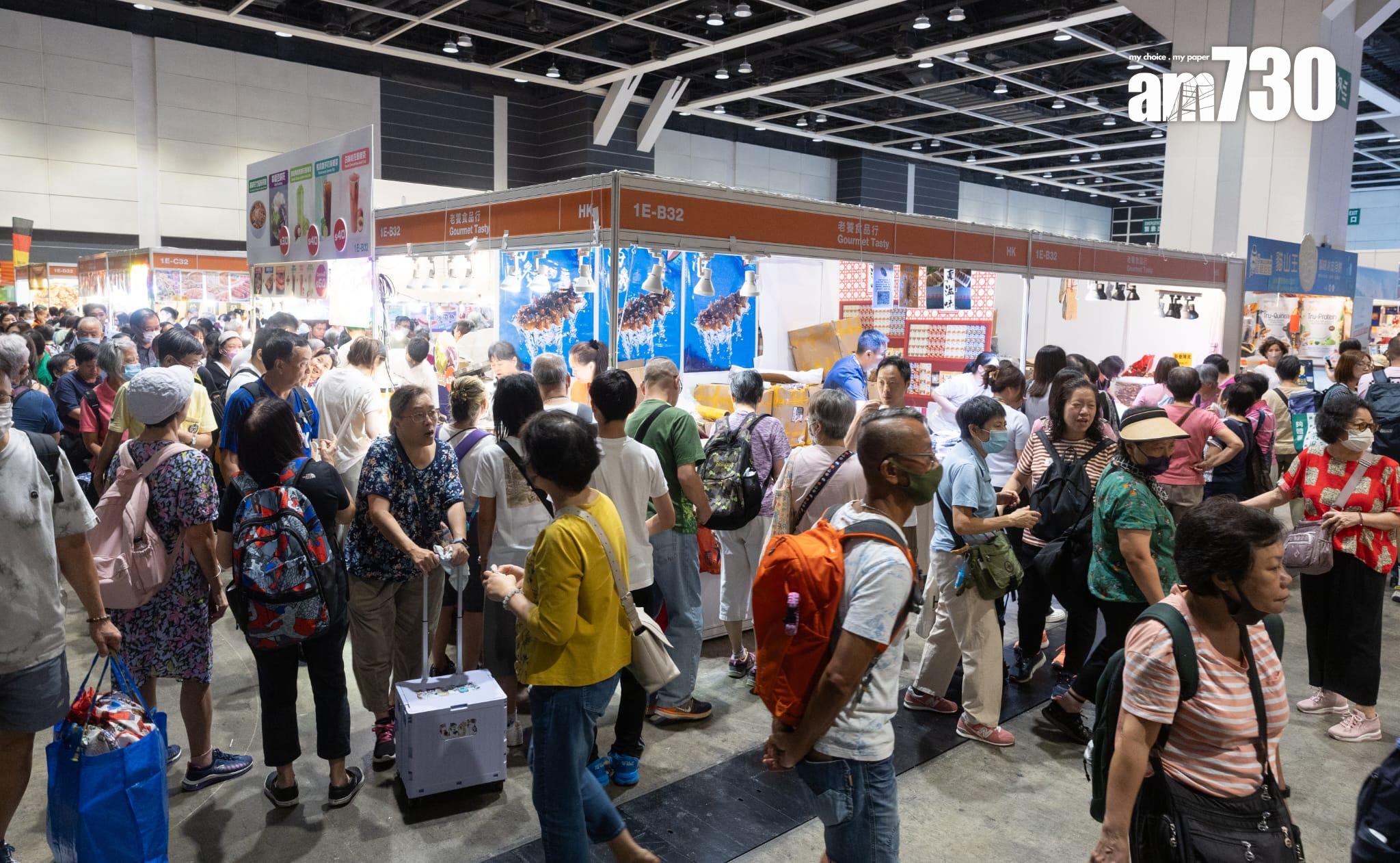 美食博覽開鑼 擲飛鏢贏鮑魚 市民稱產品價格「 買多咗唔怕」(蘇文傑攝)