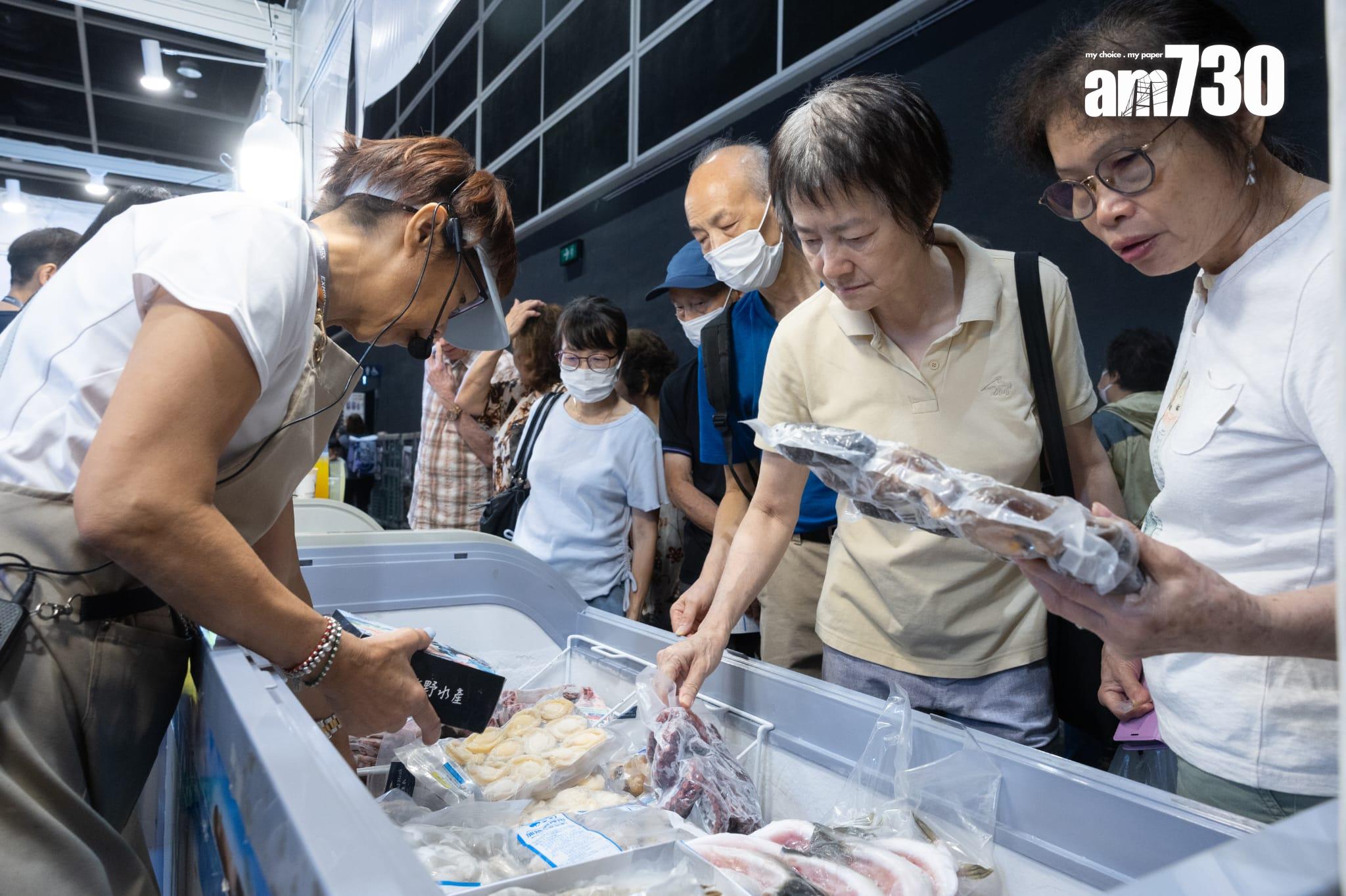 美食博覽開鑼 擲飛鏢贏鮑魚 市民稱產品價格「 買多咗唔怕」(蘇文傑攝)