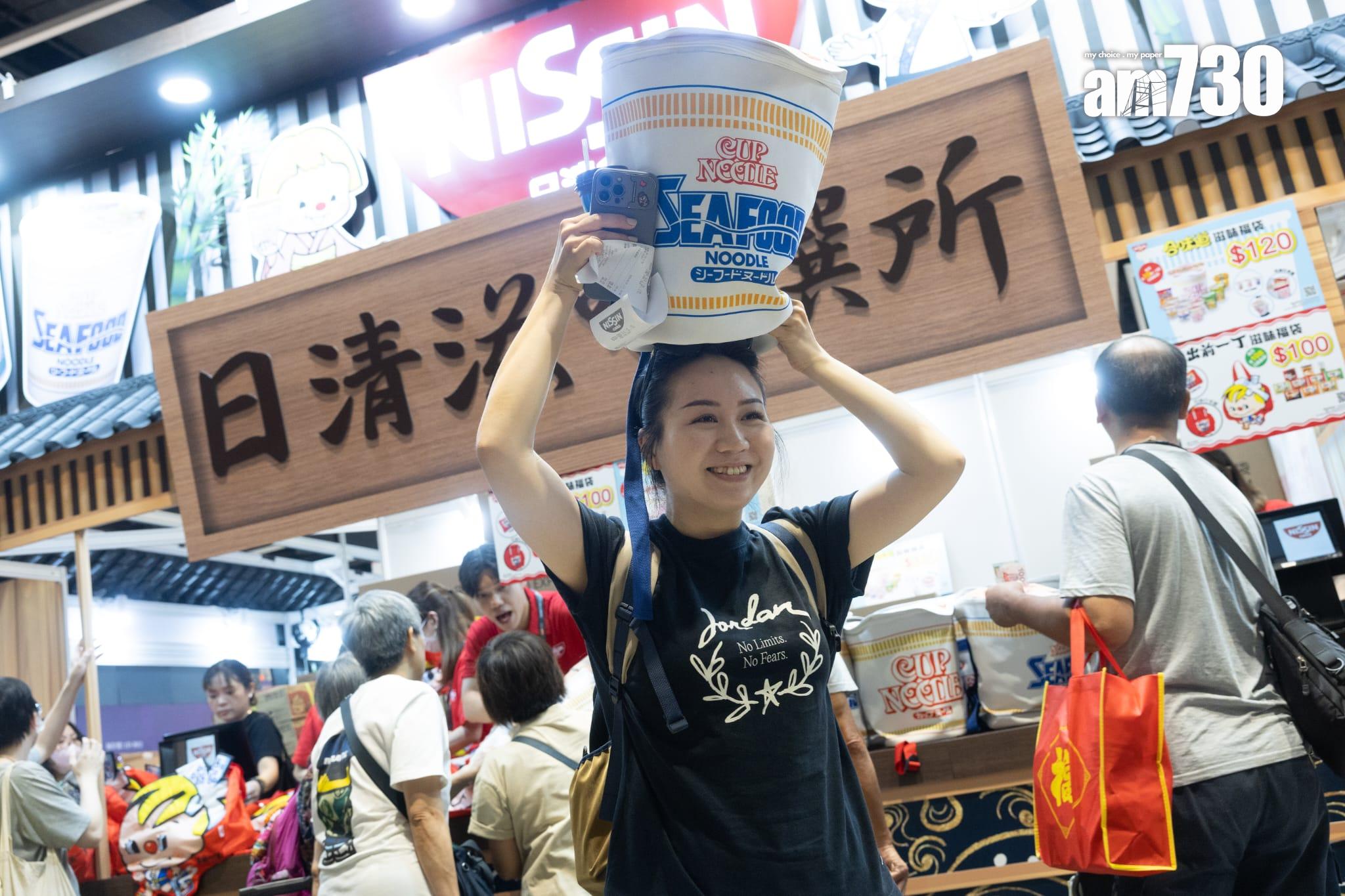 美食博覽開鑼 擲飛鏢贏鮑魚 市民稱產品價格「 買多咗唔怕」(蘇文傑攝)
