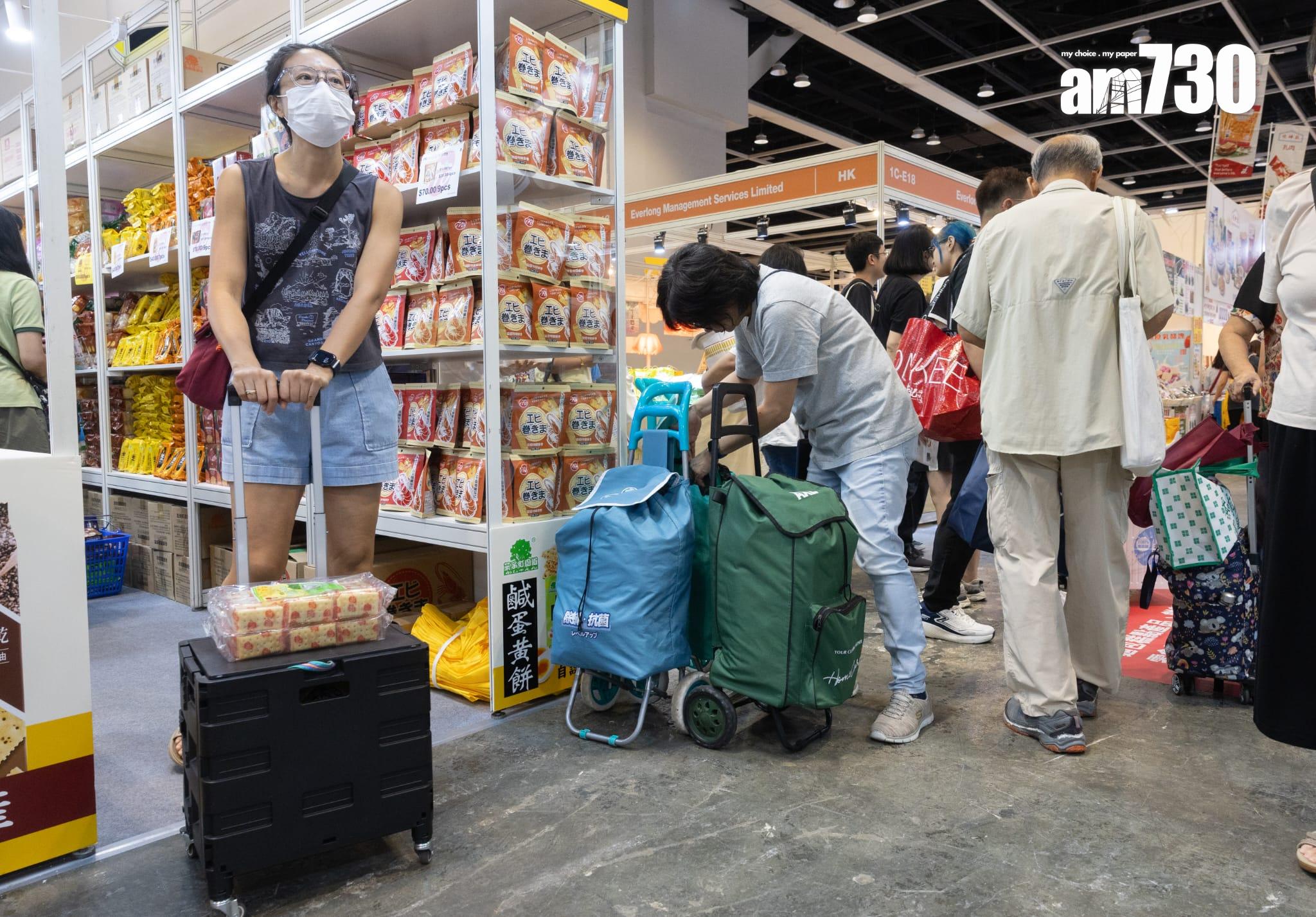 美食博覽開鑼 擲飛鏢贏鮑魚 市民稱產品價格「 買多咗唔怕」(蘇文傑攝)