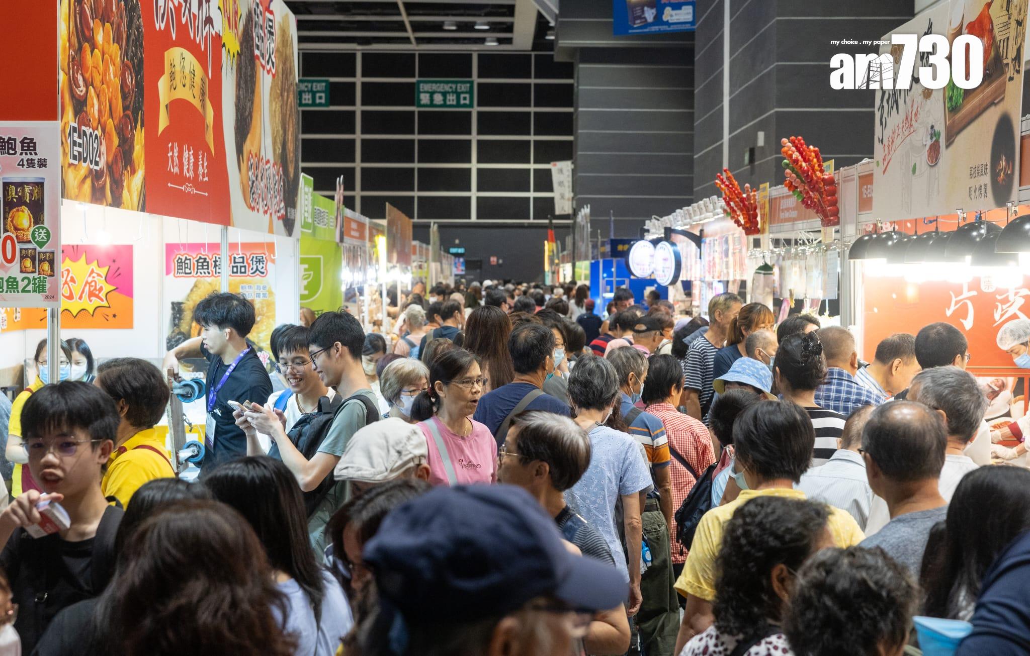 美食博覽開鑼 擲飛鏢贏鮑魚 市民稱產品價格「 買多咗唔怕」(蘇文傑攝)