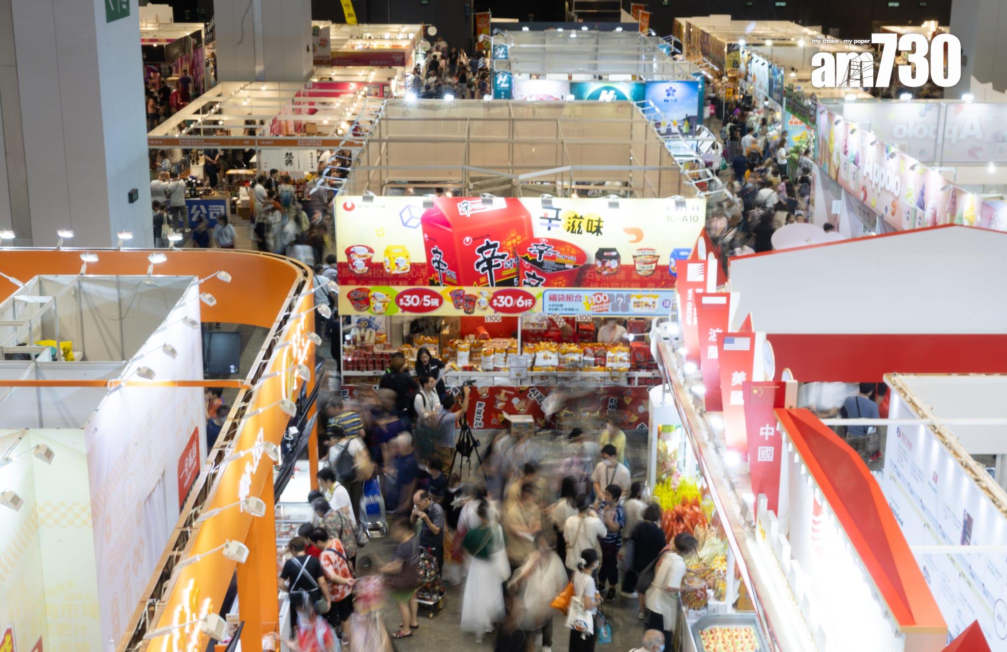 美食博覽開鑼 擲飛鏢贏鮑魚 市民稱產品價格「 買多咗唔怕」(蘇文傑攝)