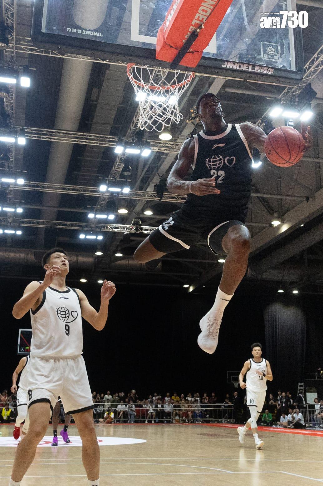 籃球|姚基金慈善賽畢拿(Jimmy Butler)飛出場邊救波。(蘇文傑攝)